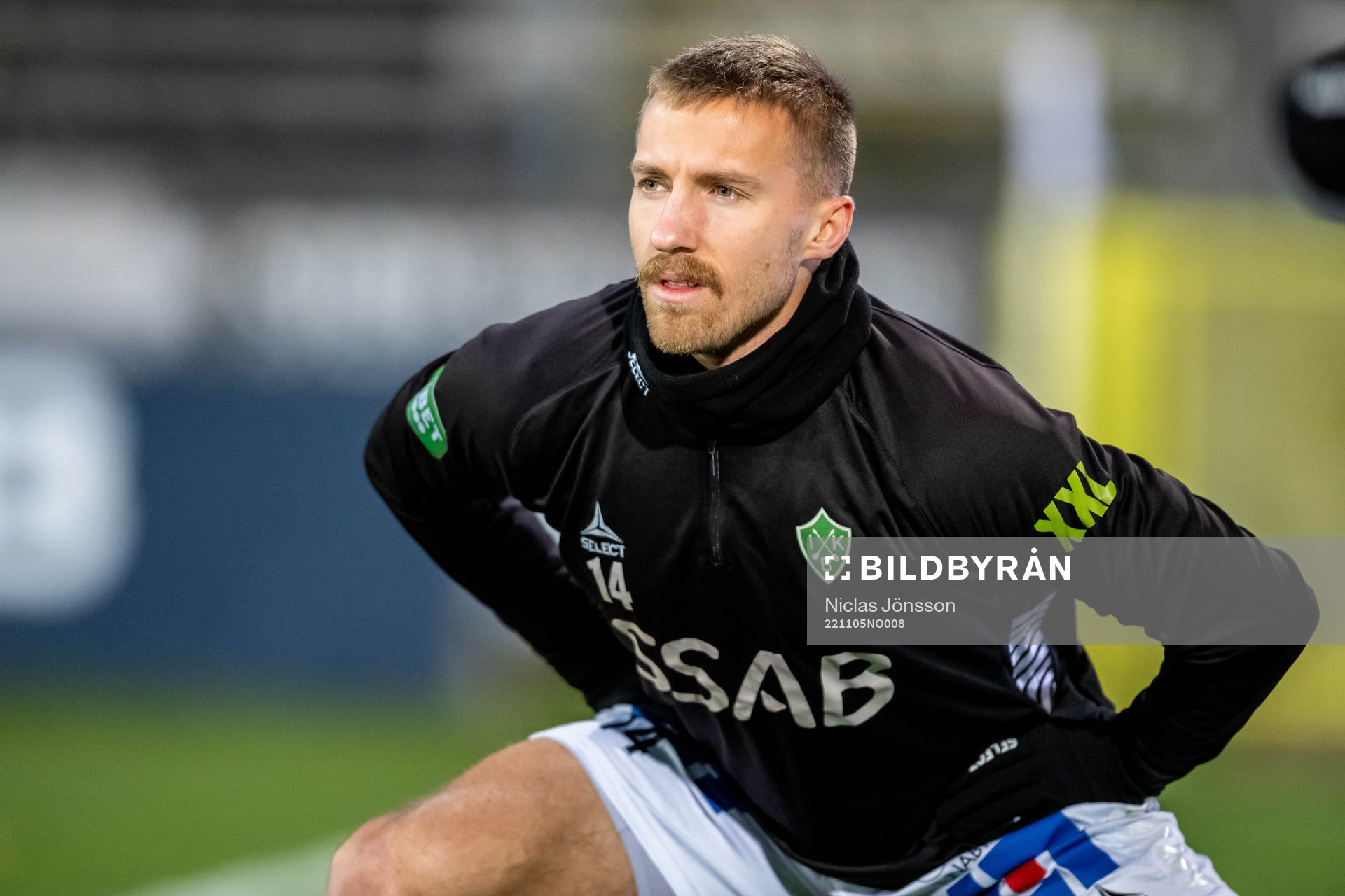 Brages Jacob Stensson under uppvärmningen inför fotbollsmatchen i Superettan mellan Halmstad och Brage den 5 november 2022 i Halmstad. 