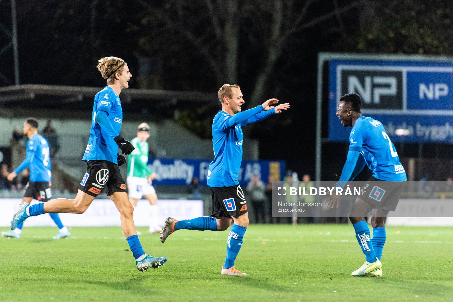 Halmstads Joel Allansson jublar med Thomas Boakye