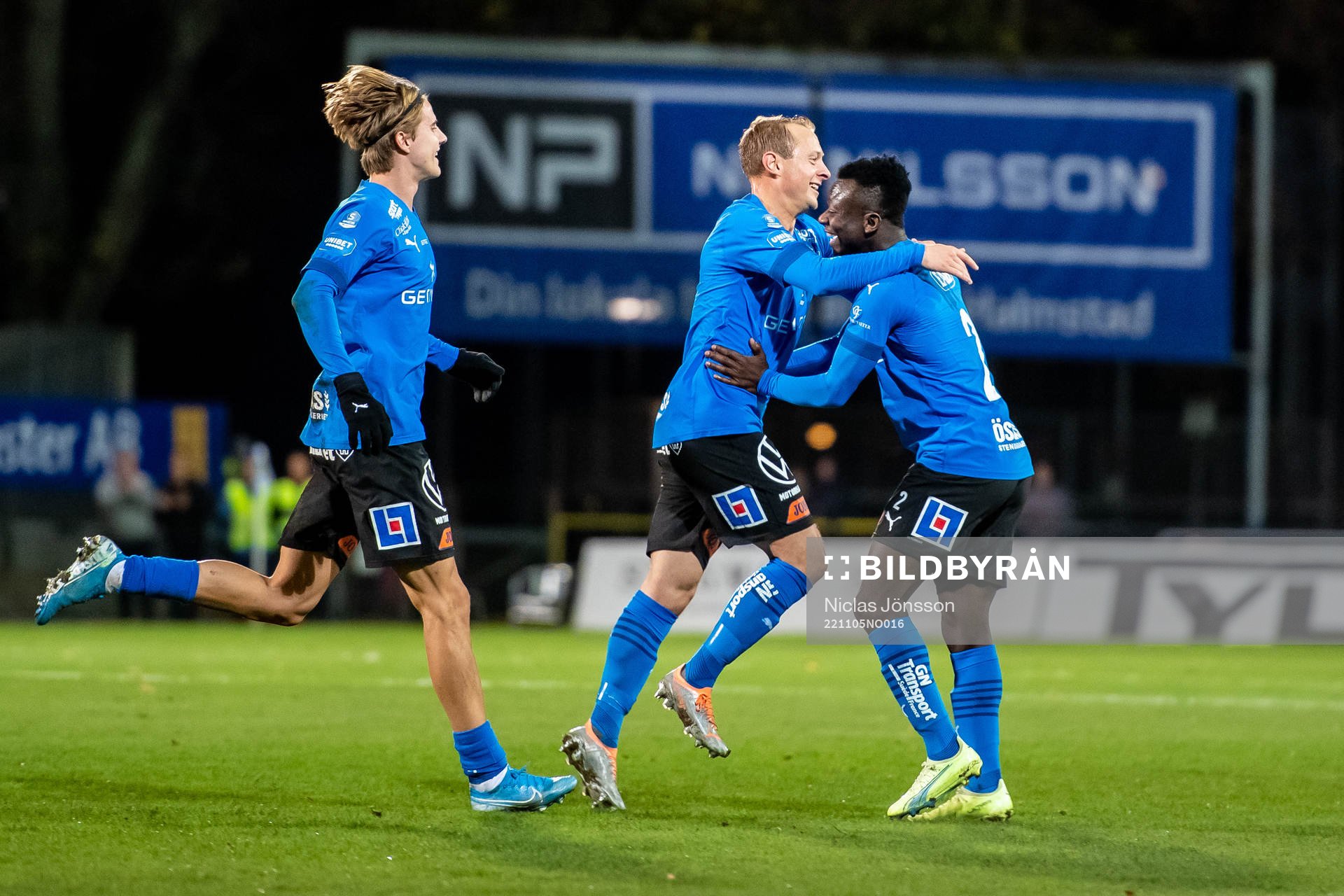 Halmstads Villiam Dahlström och Thomas Boakye jublar