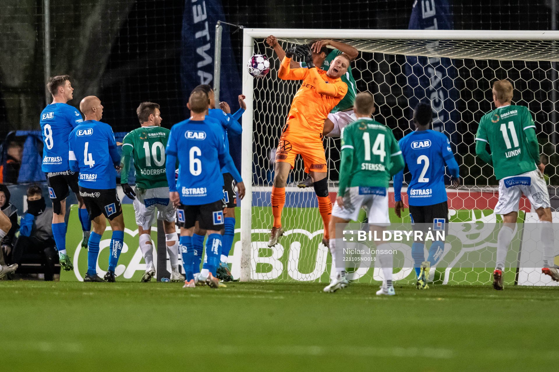 Brages Eirik Asante Gayi och Halmstads målvakt Malkolm