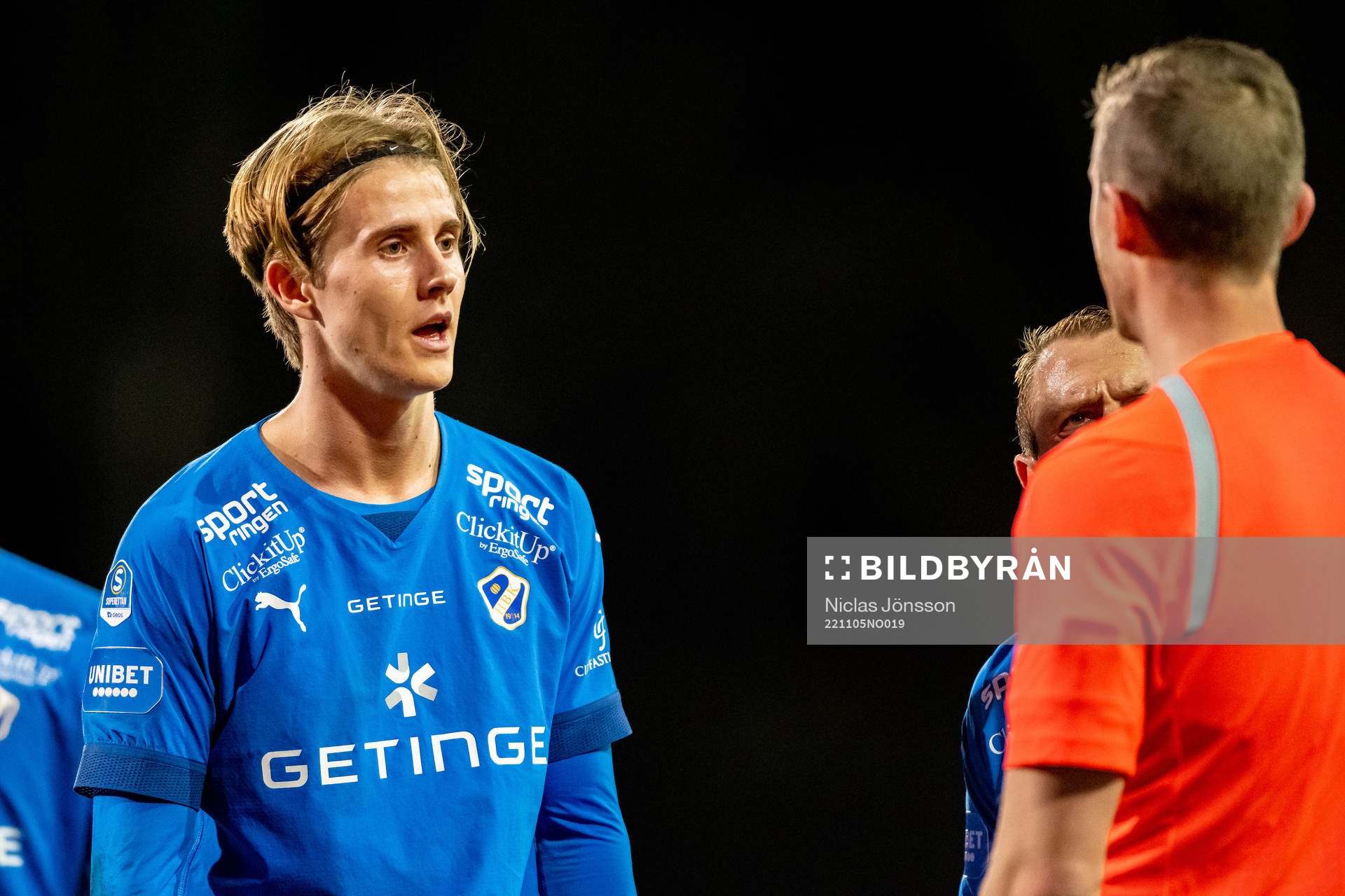 Halmstads Erik Ahlstrand reagerar mot ett domslut