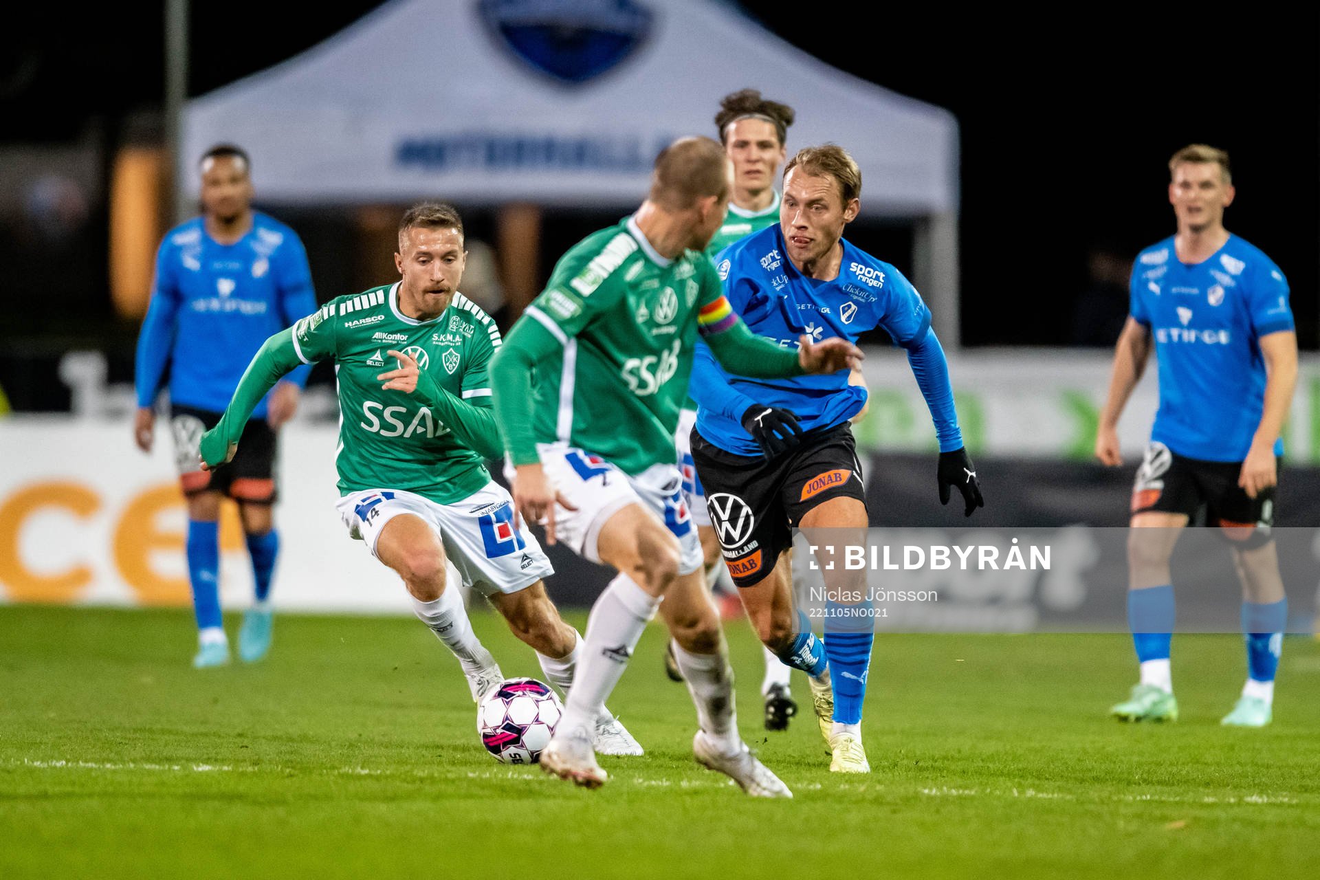 Brages Jacob Stensson och Halmstads Villiam Dahlström under fotbollsmatchen i Superettan mellan Halmstad och Brage den 5 november 2022 i Halmstad.
