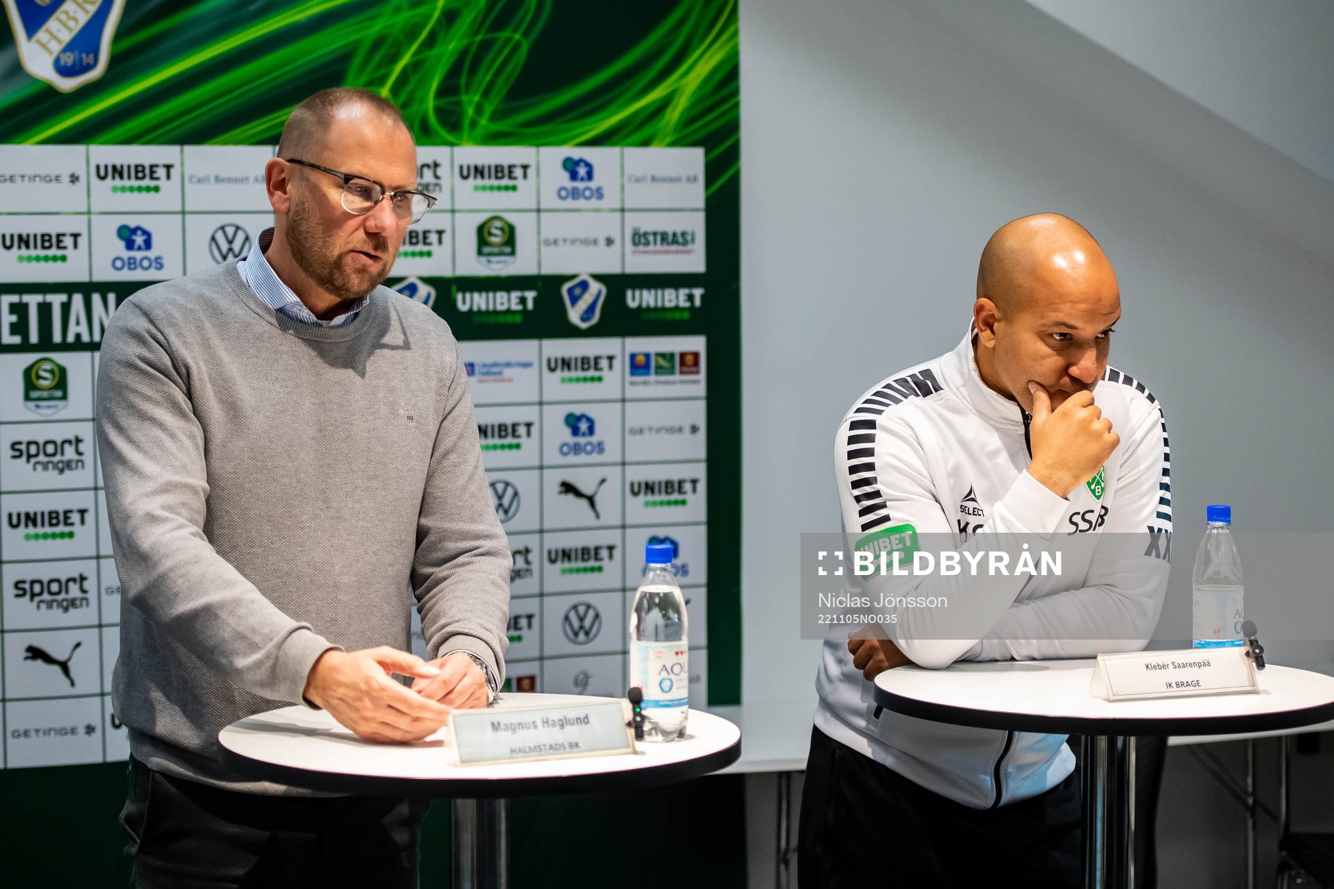 Halmstads tränare Magnus Haglund och Brages tränare Kleber Saarenpää på presskonferensen efter fotbollsmatchen i Superettan mellan Halmstad och Brage den 5 november 2022 i Halmstad.