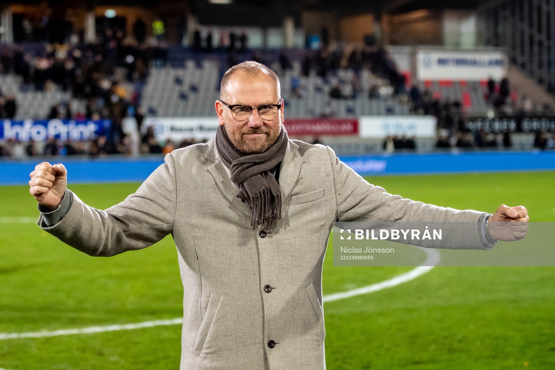 Halmstads tränare Magnus Haglund jublar efter fotbollsmatchen i Superettan mellan Halmstad och Brage den 5 november 2022 i Halmstad. 