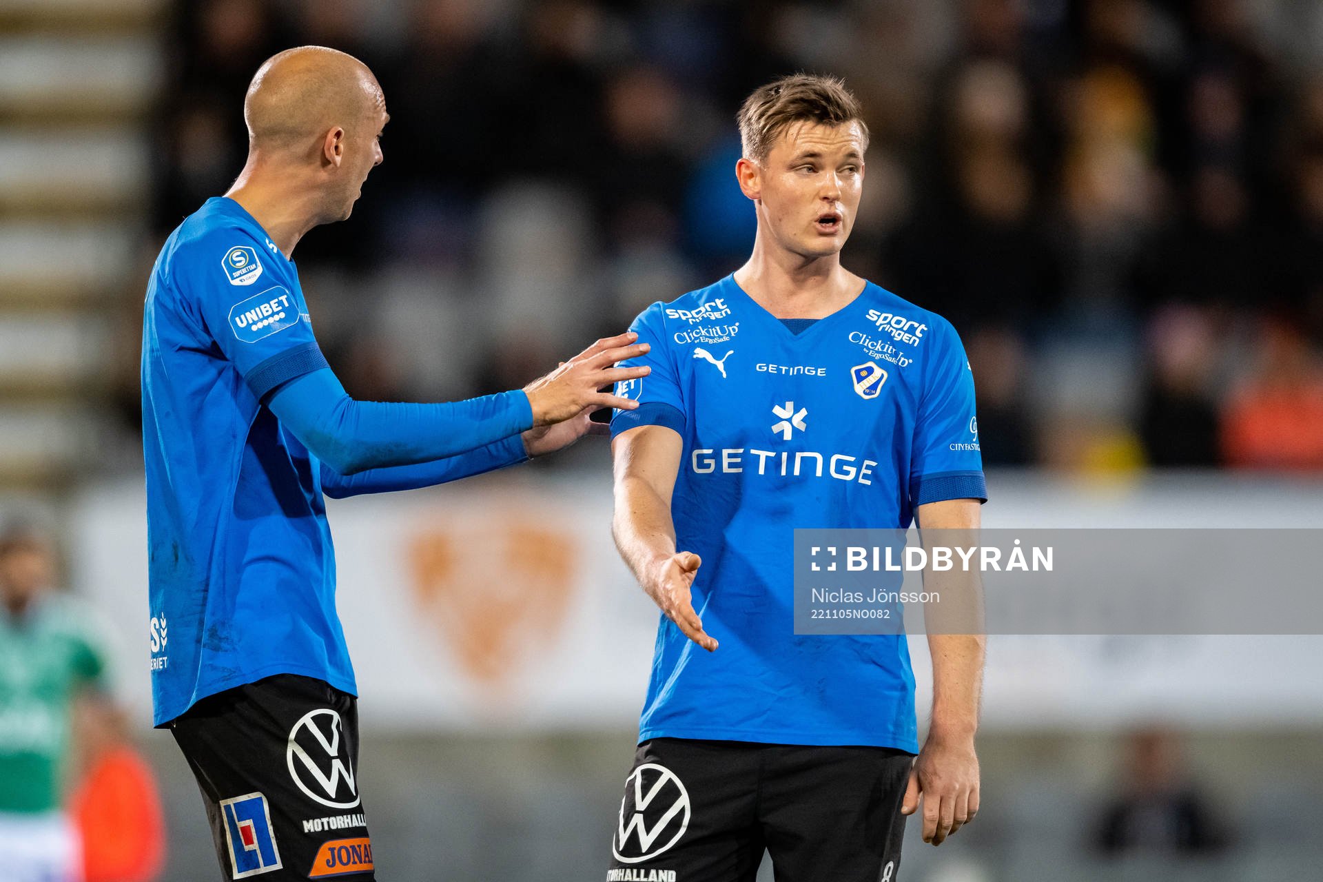 Halmstads Andreas Johansson och Jonathan Svedberg under fotbollsmatchen i Superettan mellan Halmstad och Brage den 5 november 2022 i Halmstad.