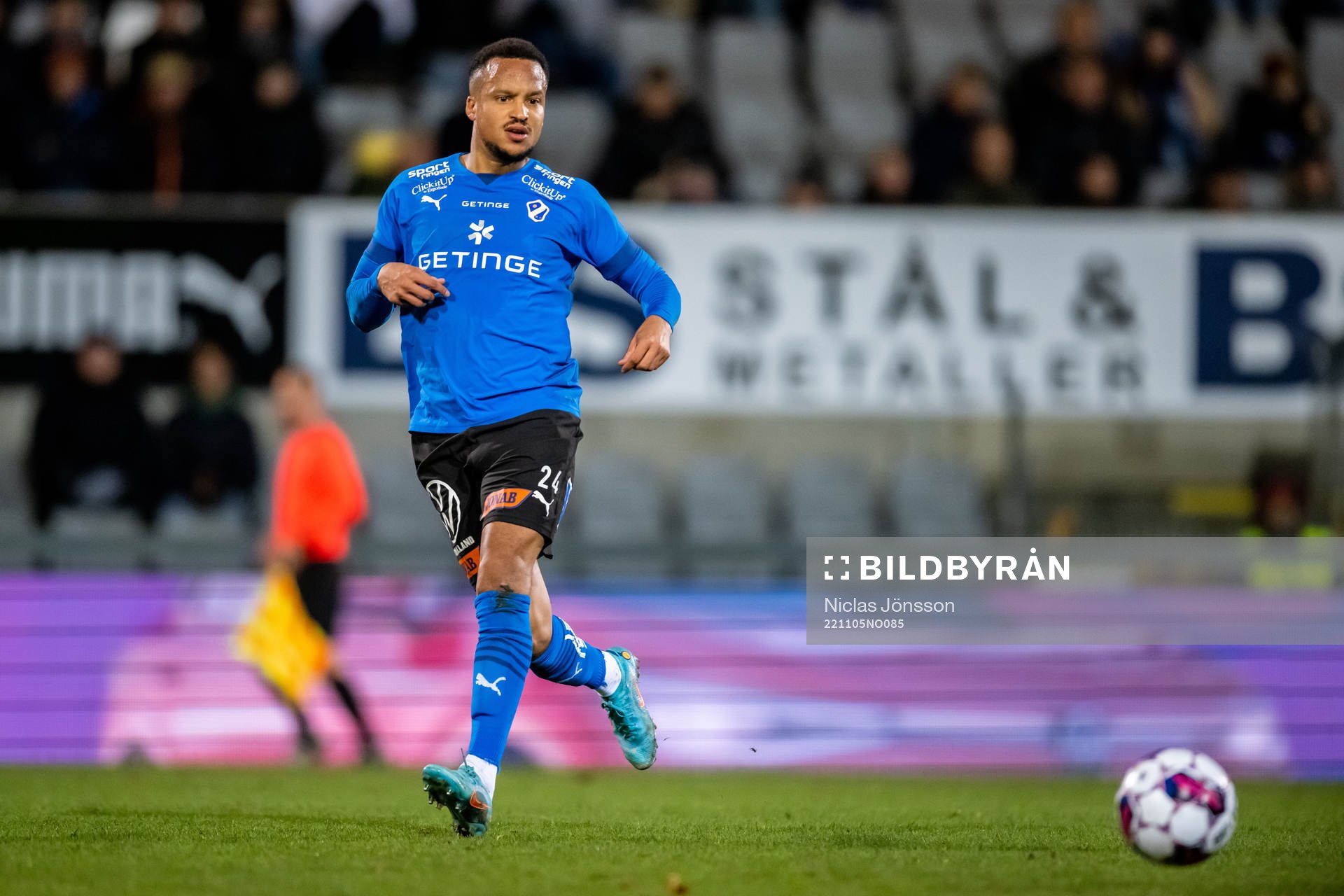 Halmstads Marcus Olsson under fotbollsmatchen i Superettan mellan Halmstad och Brage den 5 november 2022 i Halmstad. 