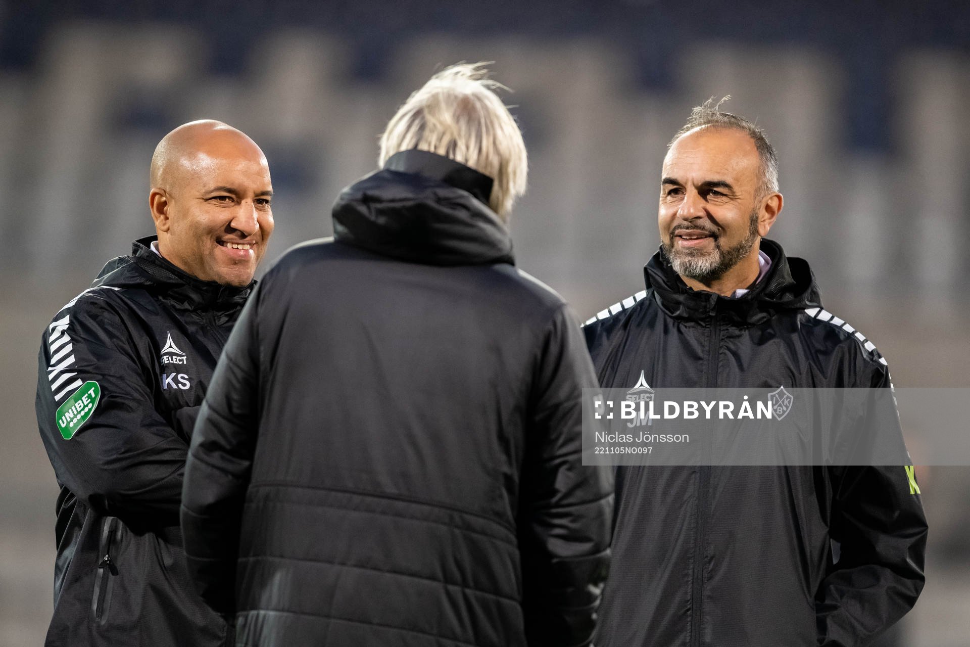 Brages tränare Kleber Saarenpää och Assisterande tränare Jan Mian under uppvärmningen inför fotbollsmatchen i Superettan mellan Halmstad och Brage den 5 november 2022 i Halmstad.