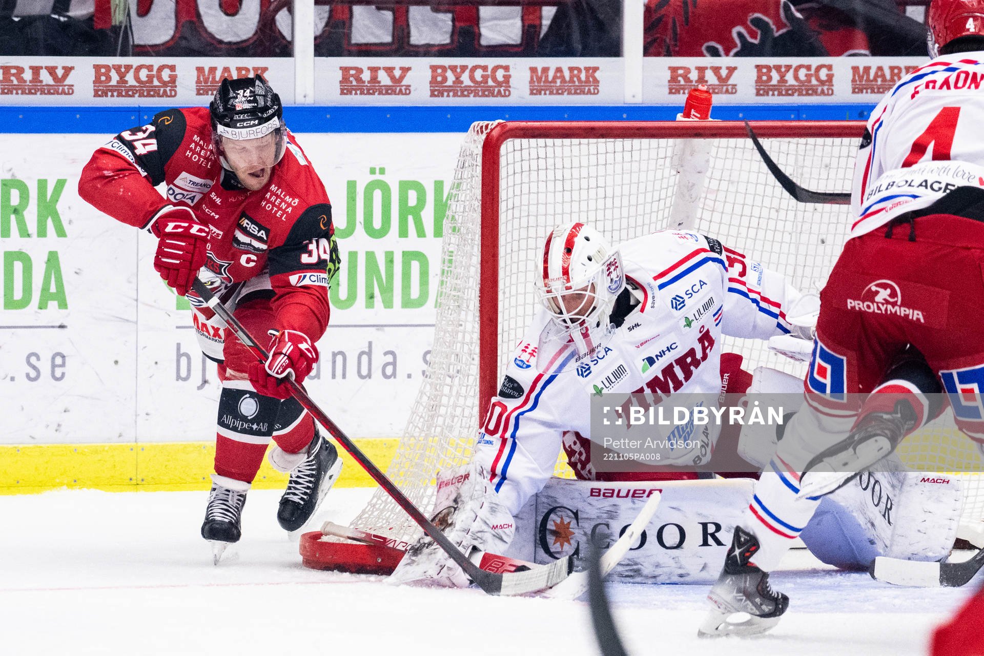 Malmö Redhawks Carl Söderberg oroar mot Timrås målvakt
