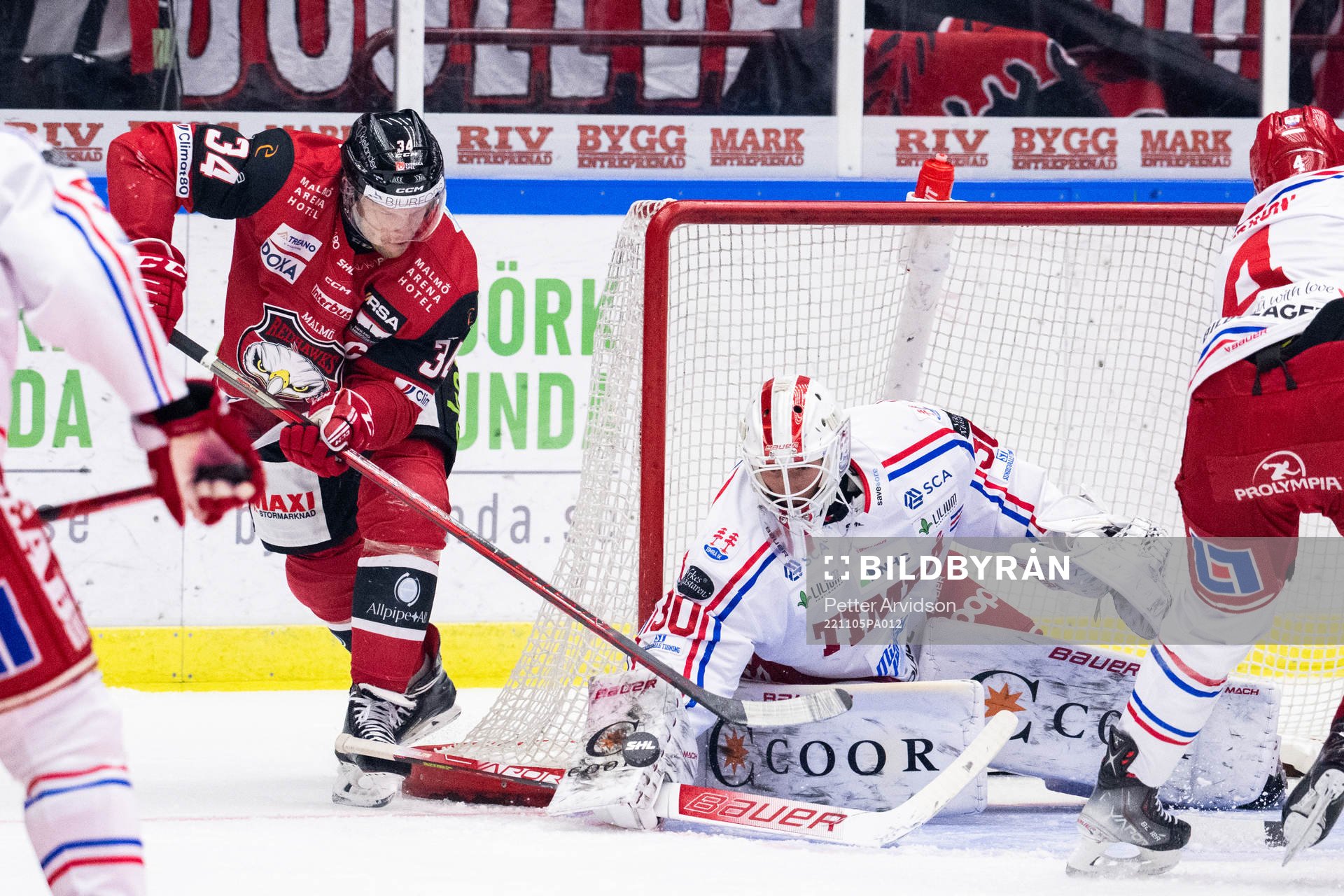 Malmö Redhawks Carl Söderberg oroar mot Timrås målvakt