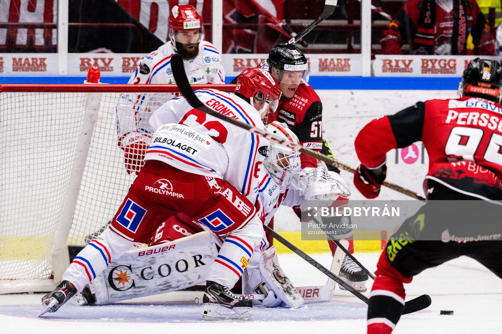 Malmö Redhawks Emil Sylvegård oroar mot Timrås målvakt