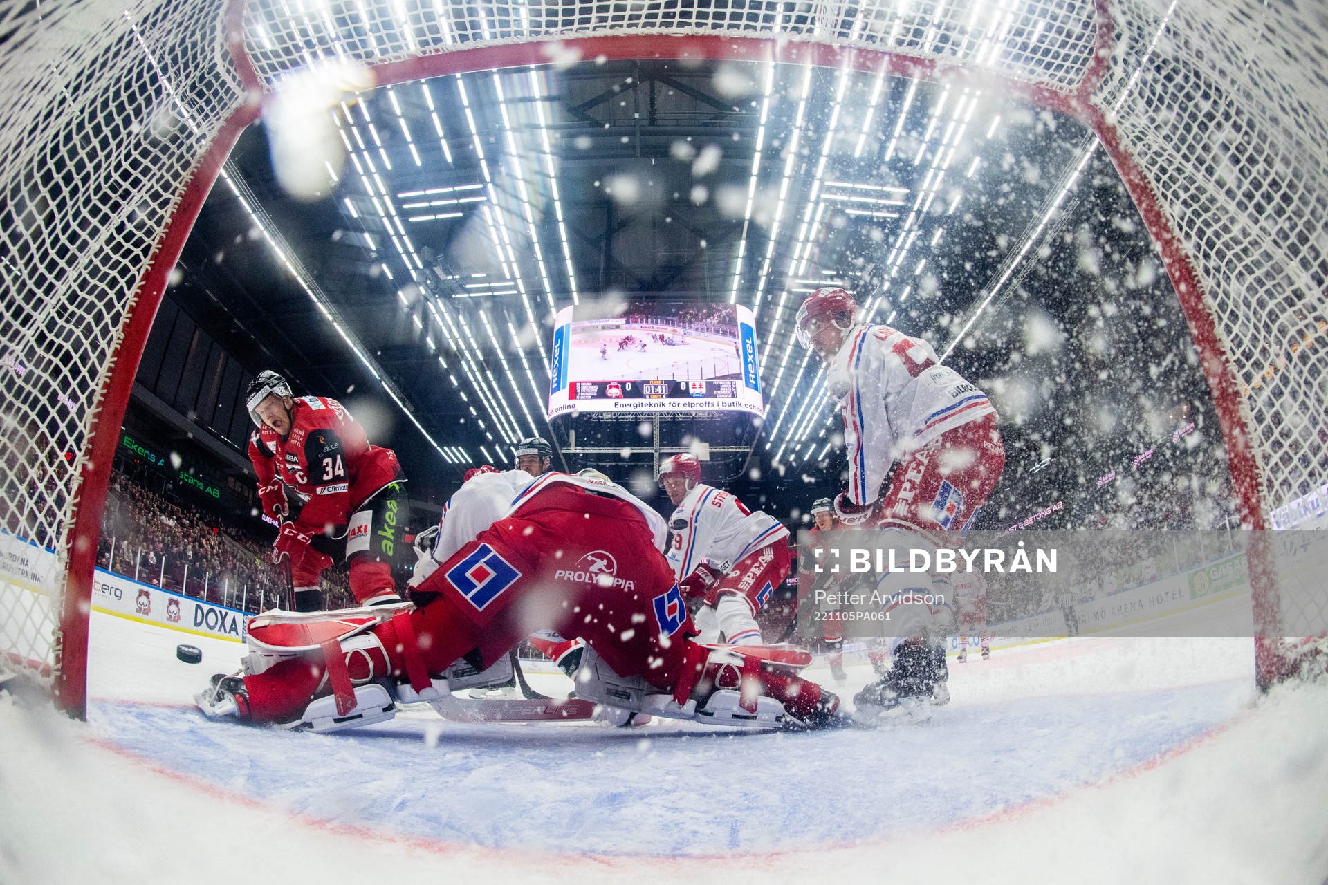 Malmö Redhawks Carl Söderberg oroar mot Timrås målvakt