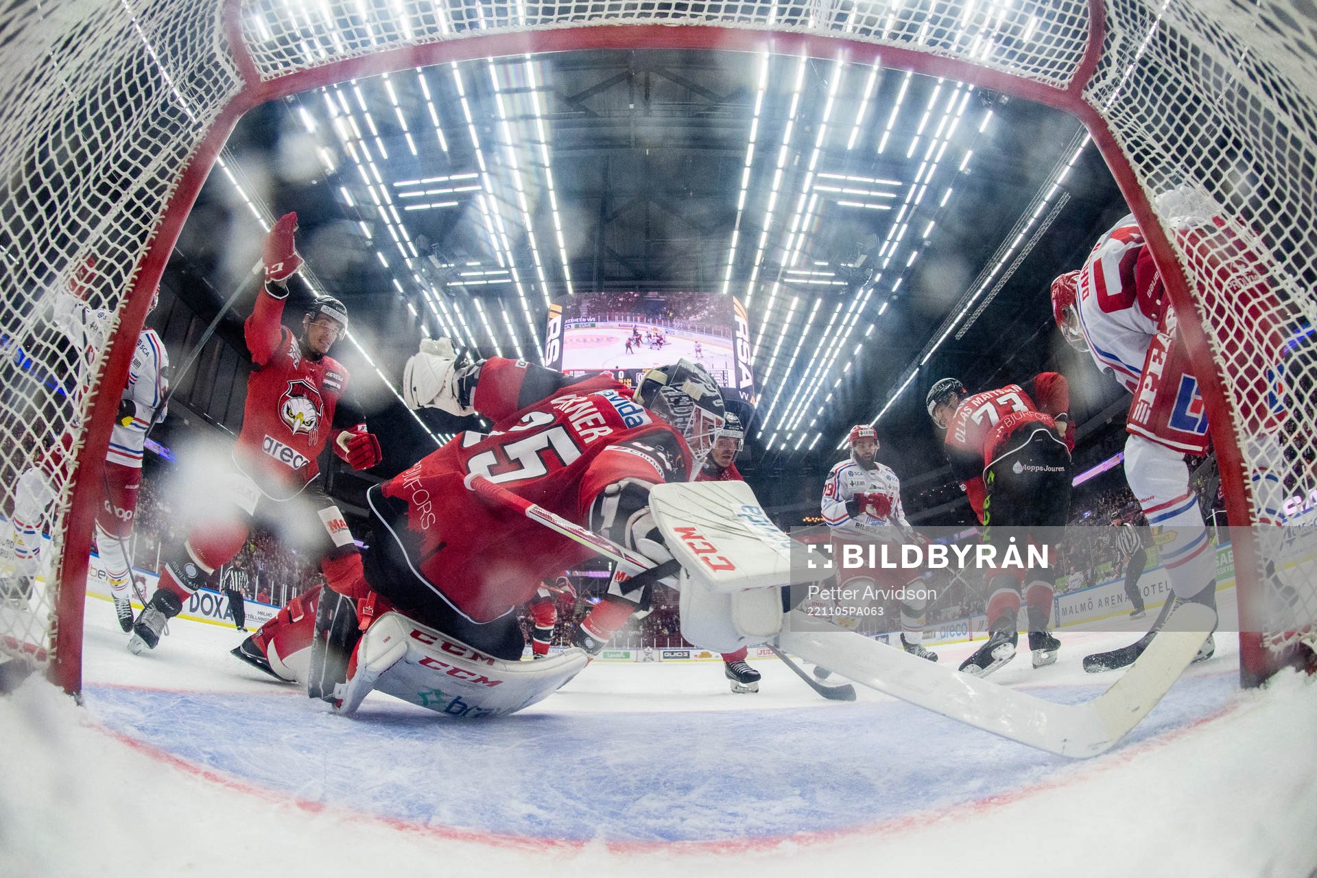 Malmö Redhawks målvakt Adam Werner gör en räddning