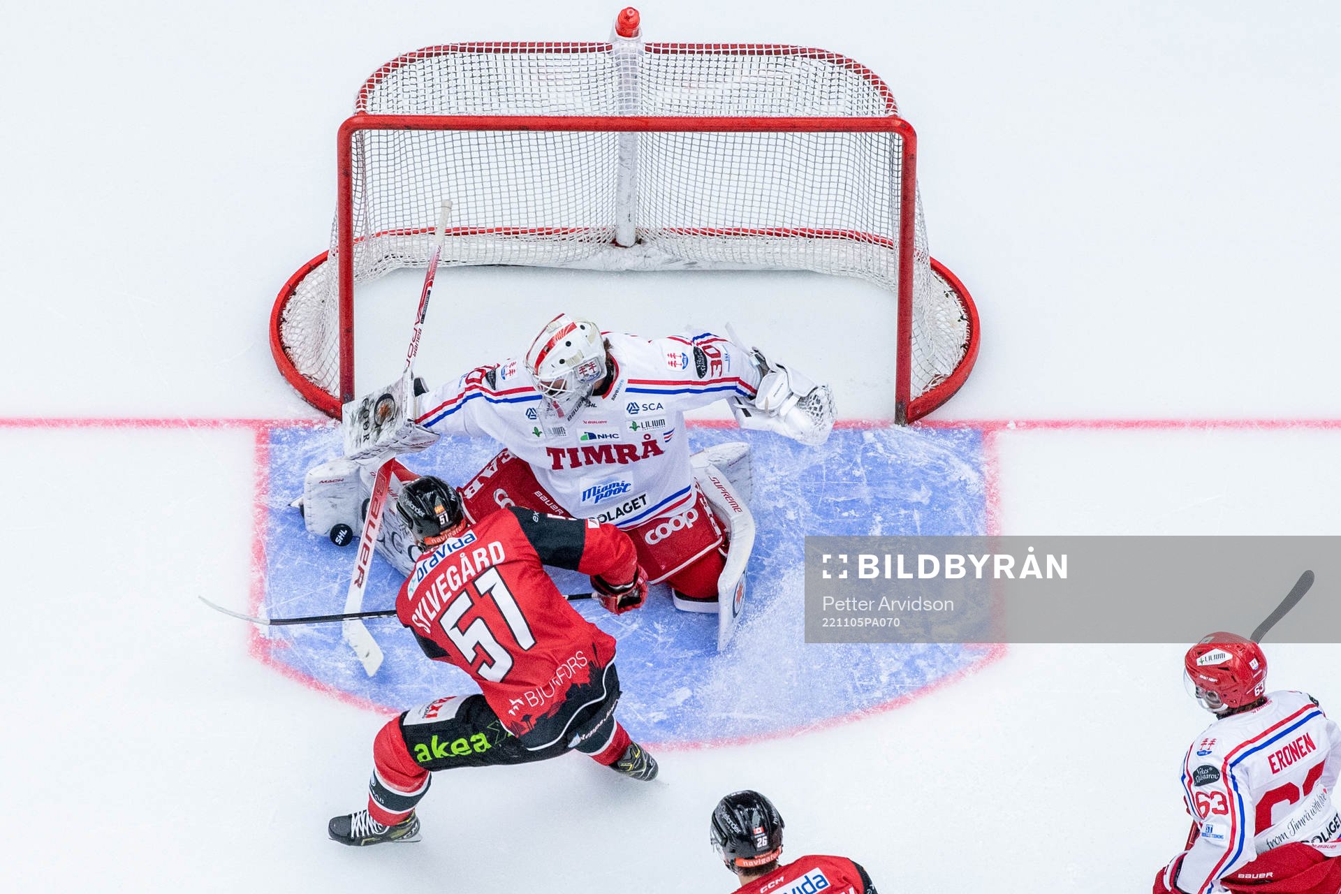 Malmö Redhawks Emil Sylvegård oroar mot Timrås målvakt