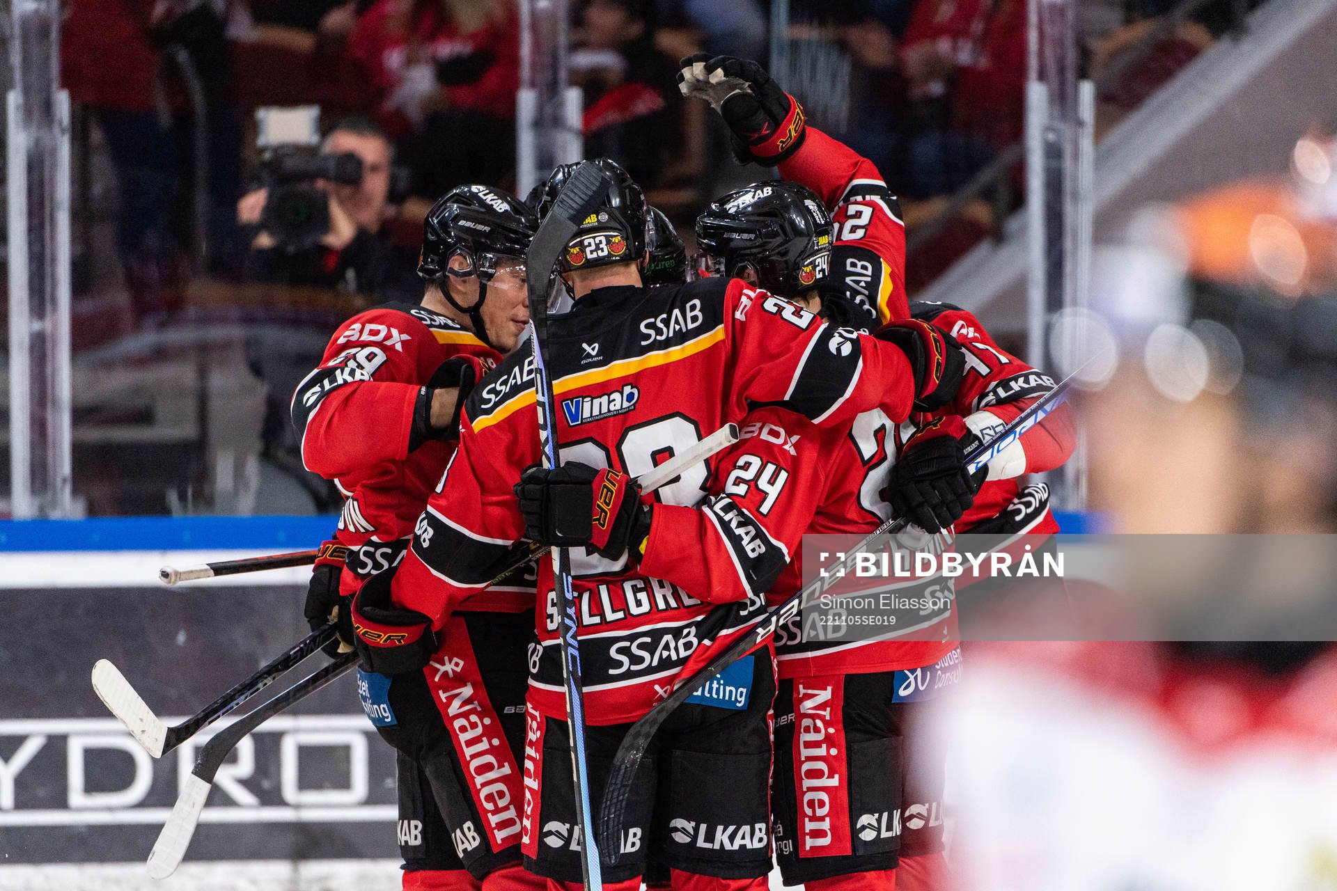 Luleås Leo Komarov jublar med lagkamrater