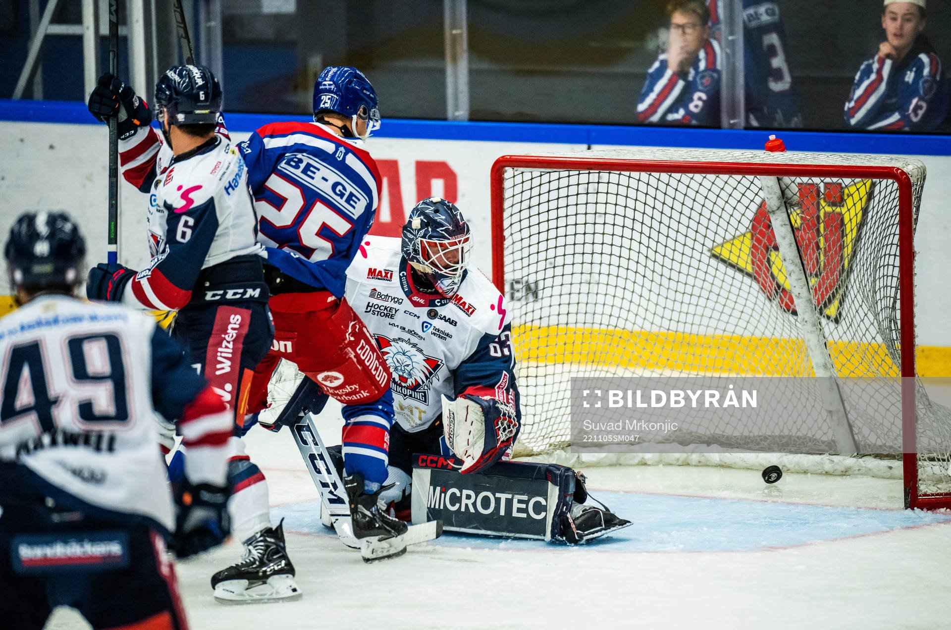 Oskarshamns David Quenneville  (ej i bild) gör 3-1 bakom