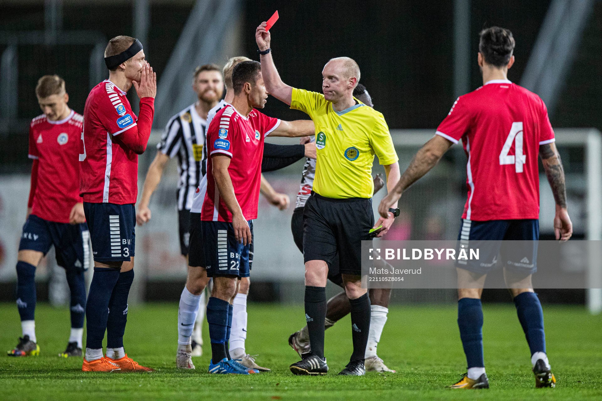 Utsiktens Jesper Brandt tilldelas rött kort