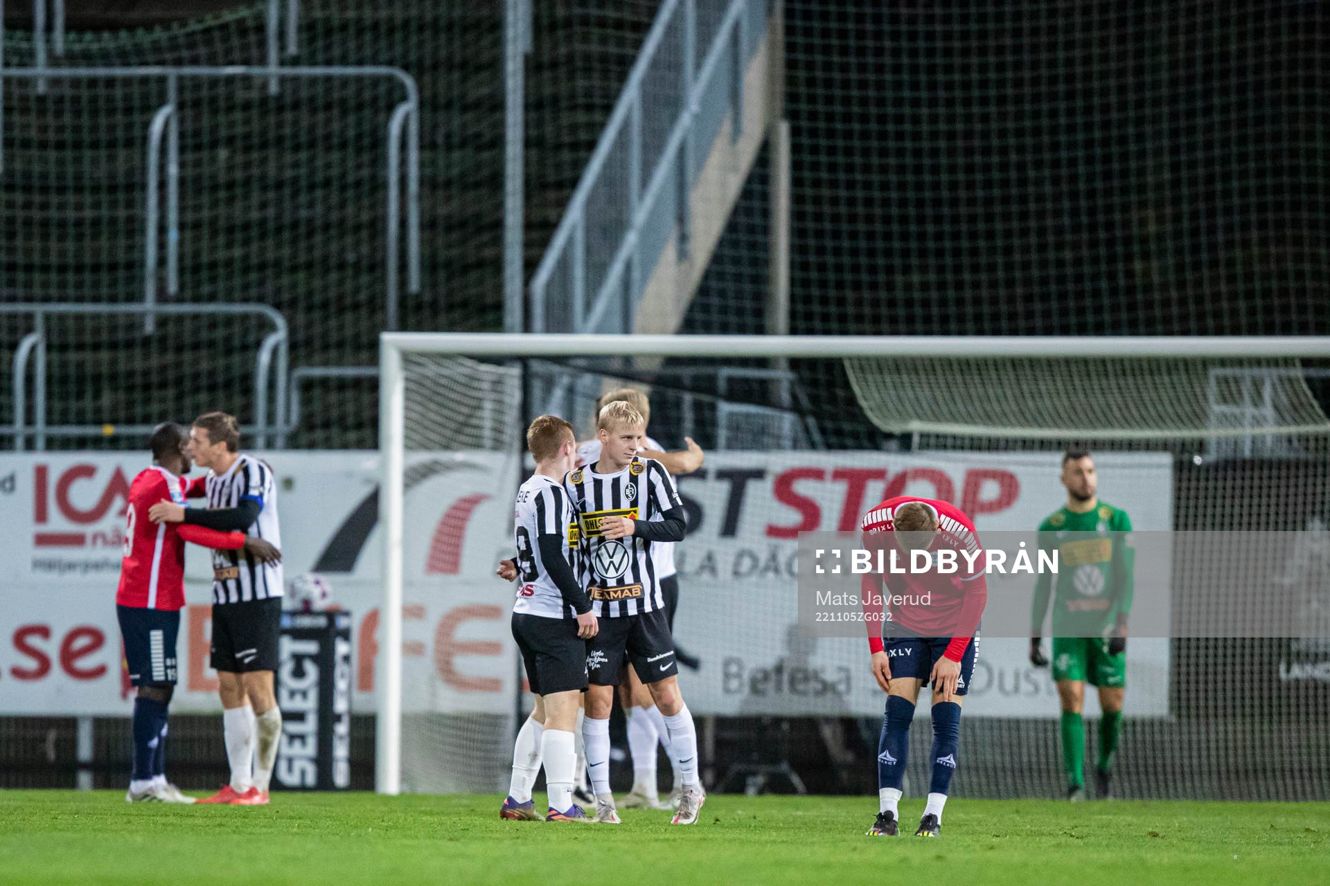 Landskronas spelare jublar, och Utsiktens spelare deppar