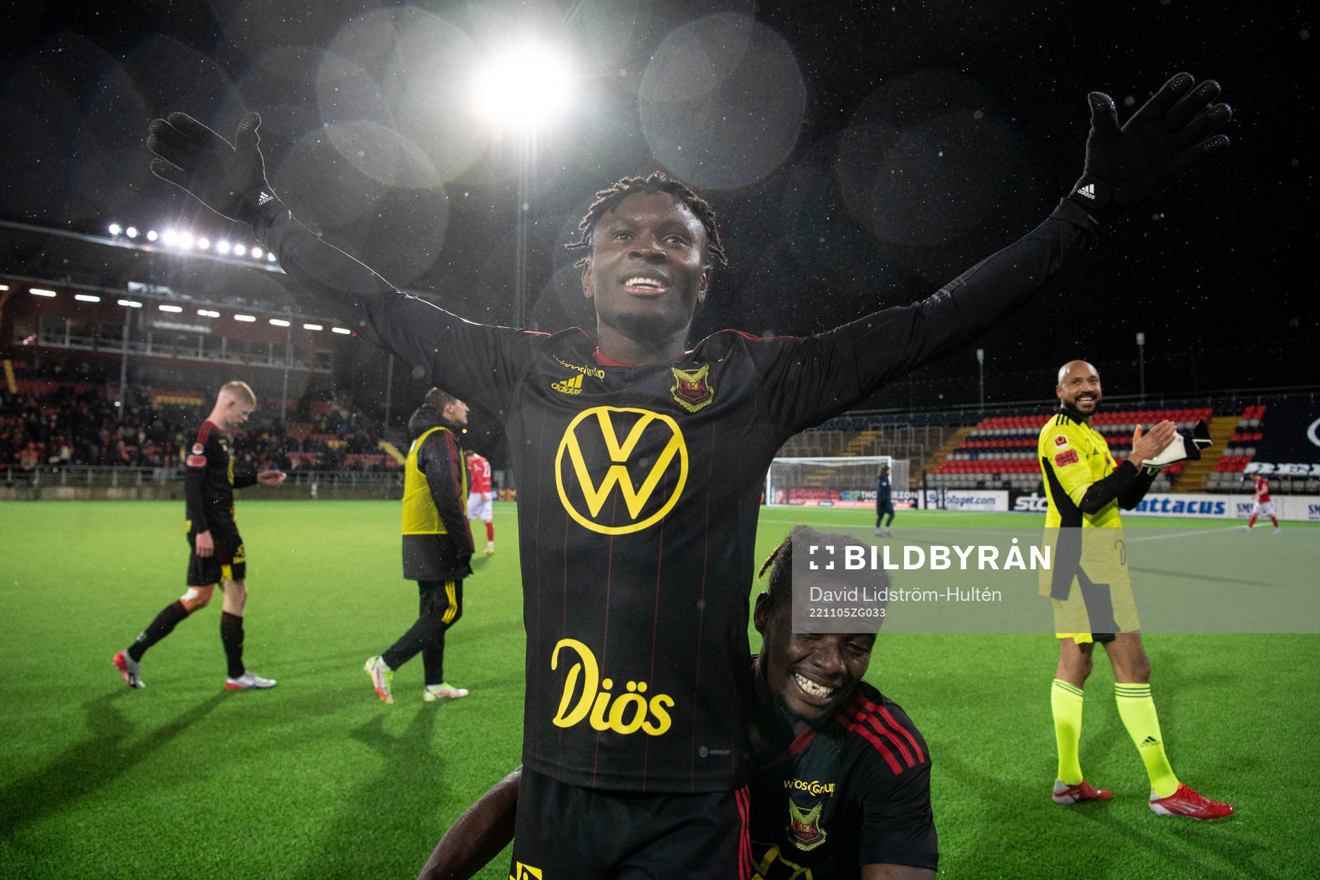 Östersunds Sam Mensiro jublar