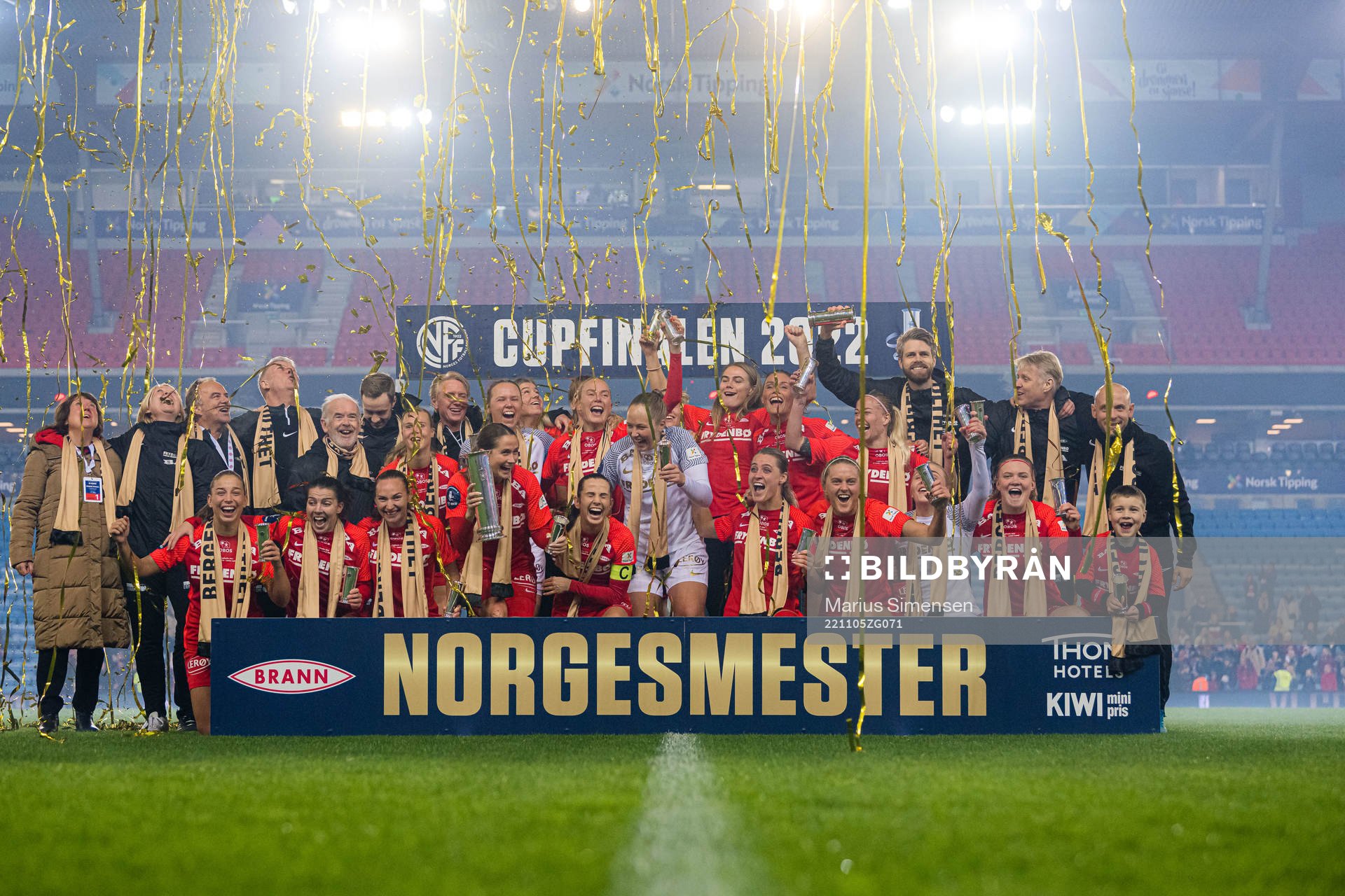 Players of Brann celebrates with the trophy