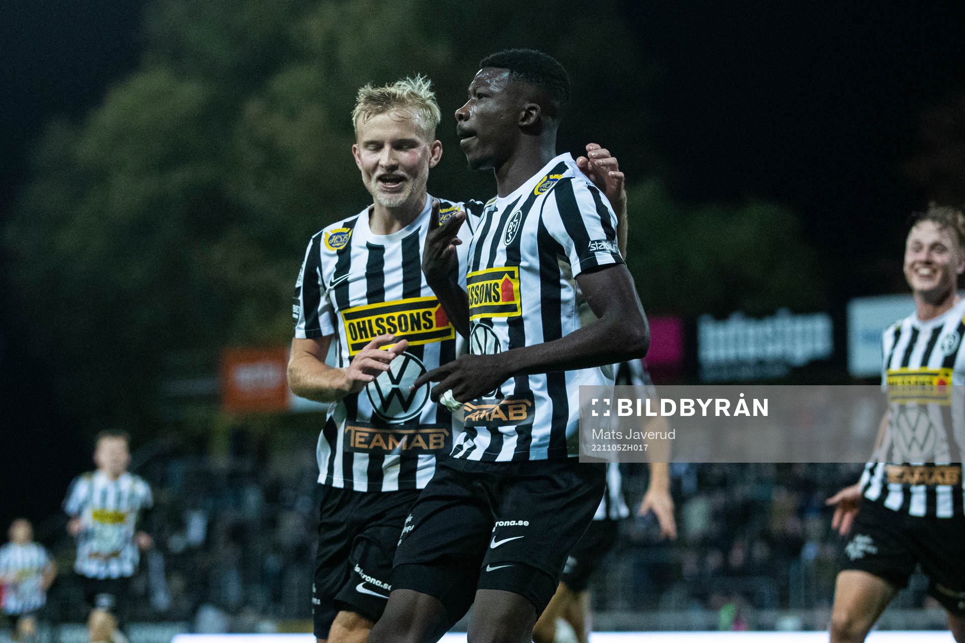 Landskronas Ousmane Diawara jublar tillsammans med Johan Rapp efter 1-0 under fotbollsmatchen i Superettan mellan Landskrona och Utsikten den 5 november 2022 i Landskrona.