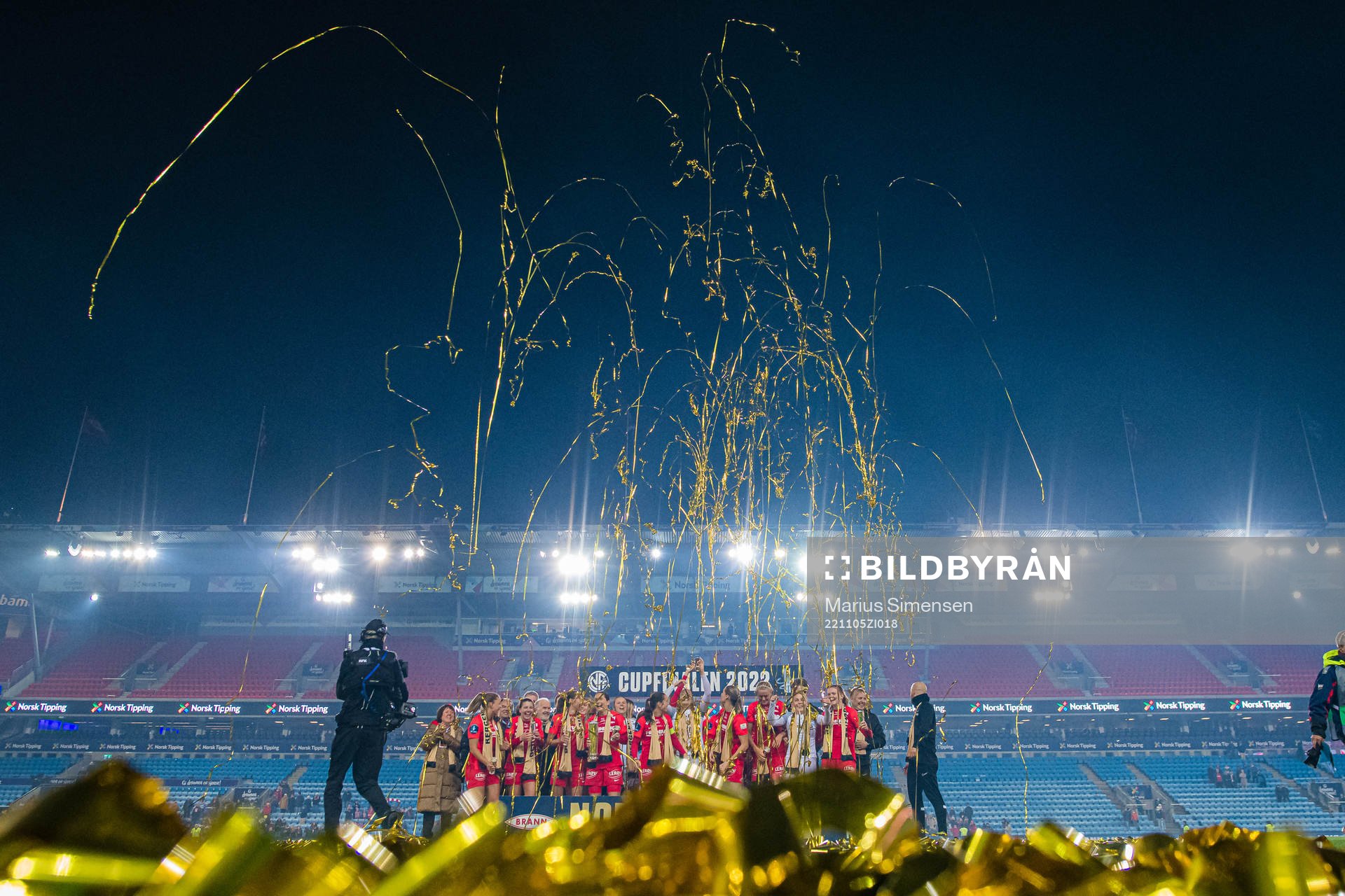 Players of Brann celebrates with the trophy