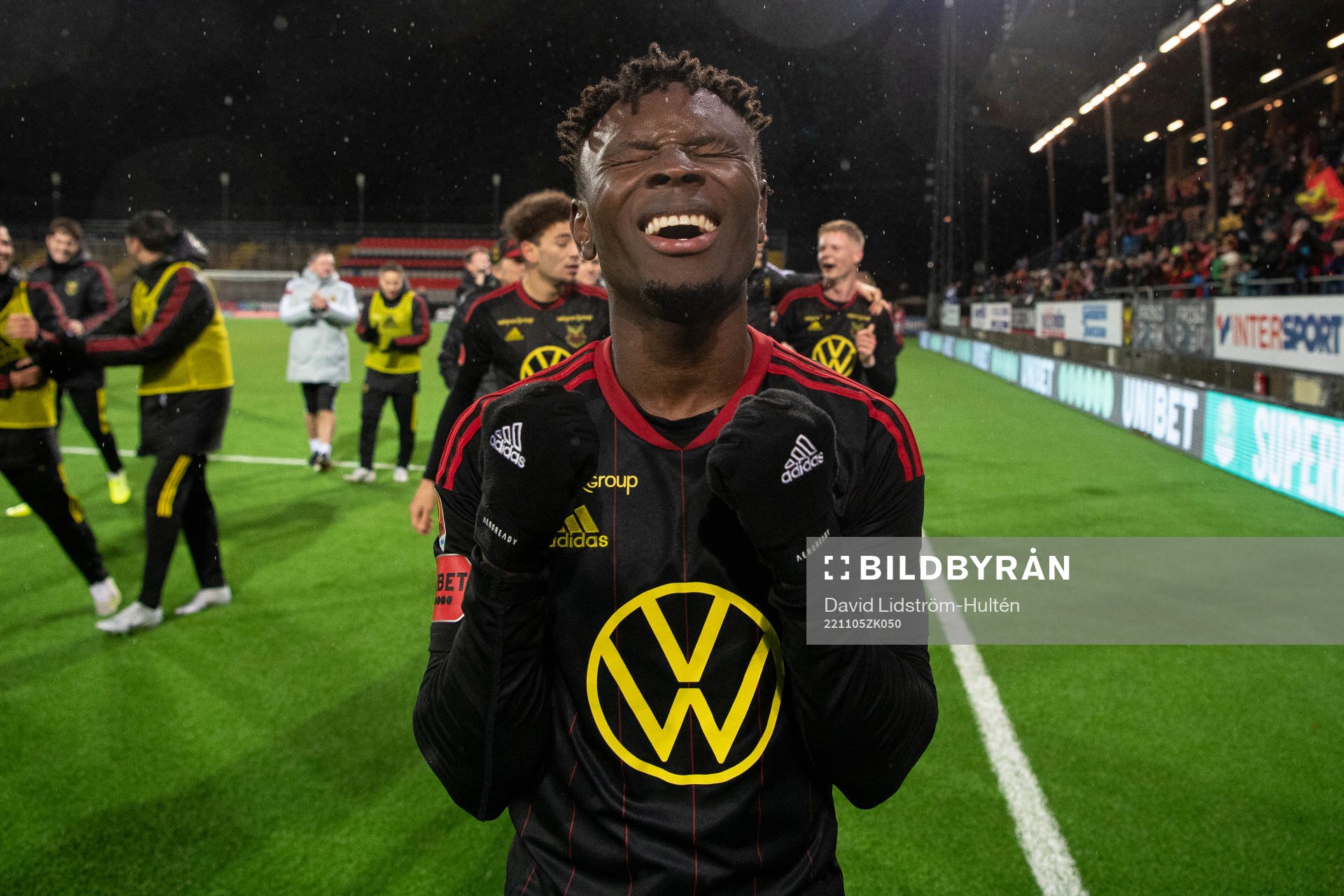 Östersunds Sam Mensiro jublar