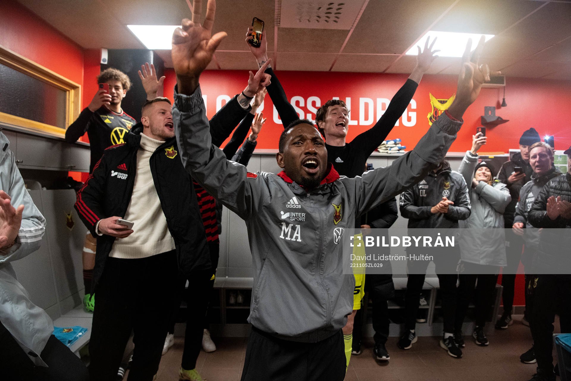 Östersunds materialförvaltare Moubarak Abdallah jublar i