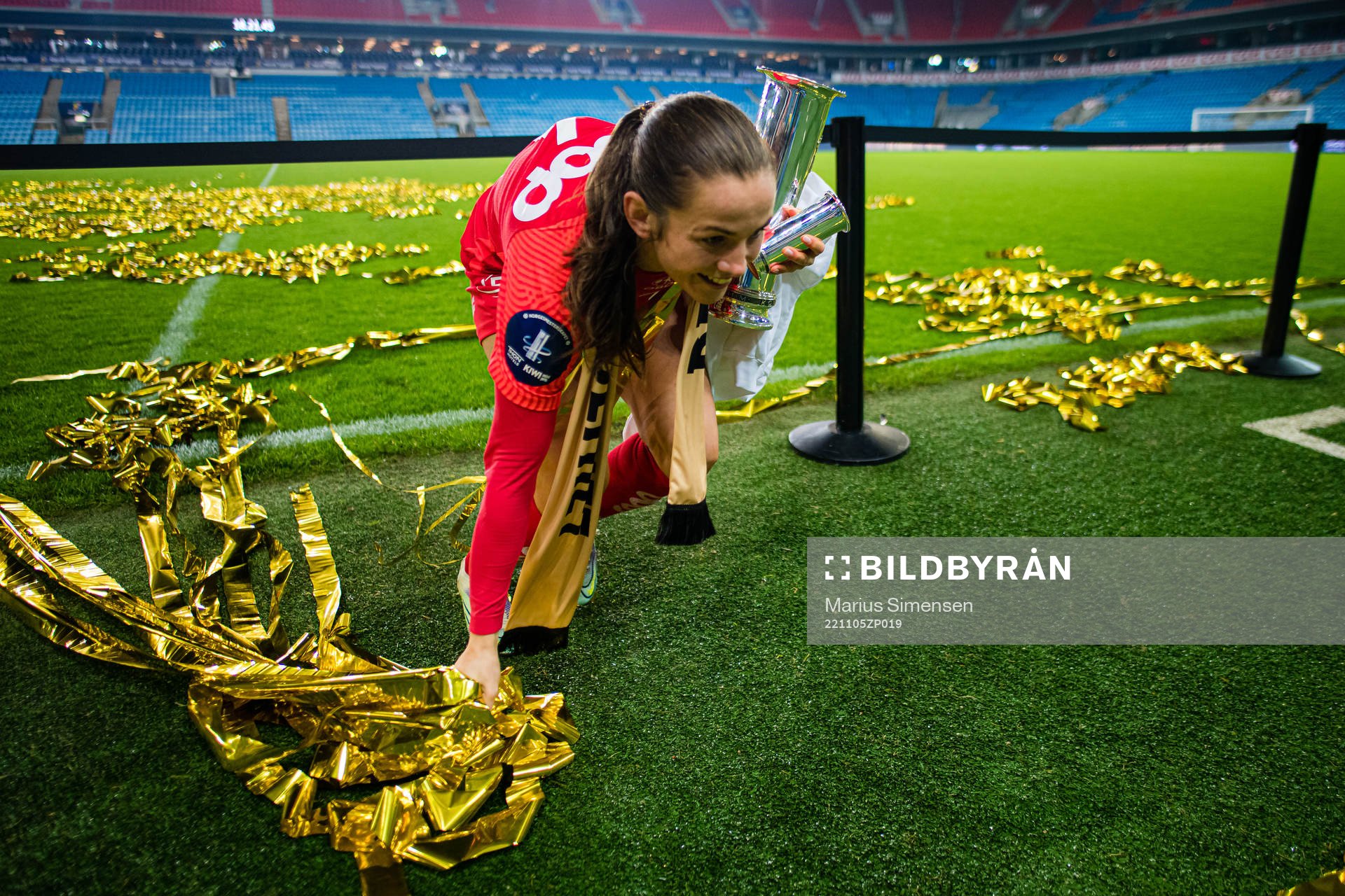 Tuva Hansen of Brann celebrates with the trophy after the women’s cup final match between Brann and Stabæk on November 5, 2022 in Oslo.