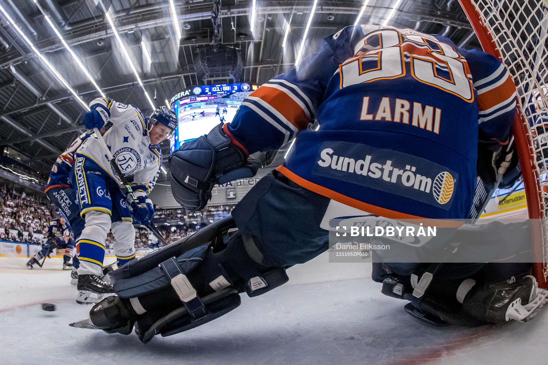 Leksands Kalle Östman och Växjös målvakt Emil Larmi