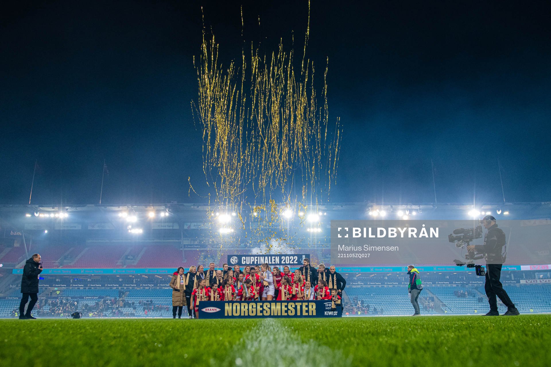 Players of Brann celebrates with the trophy
