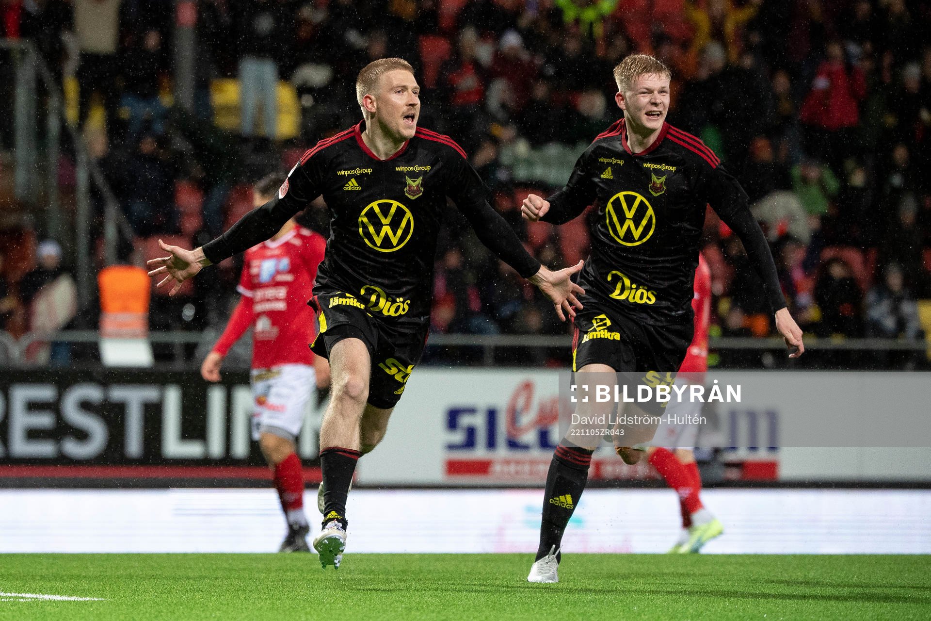 Östersunds Simon Kroon och Malcolm Stolt jublar