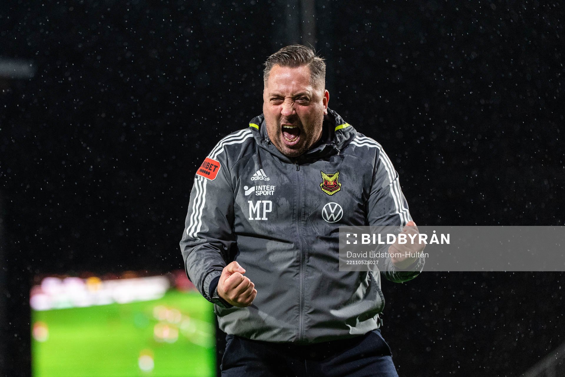 Östersunds tränare Magnus Powell jublar