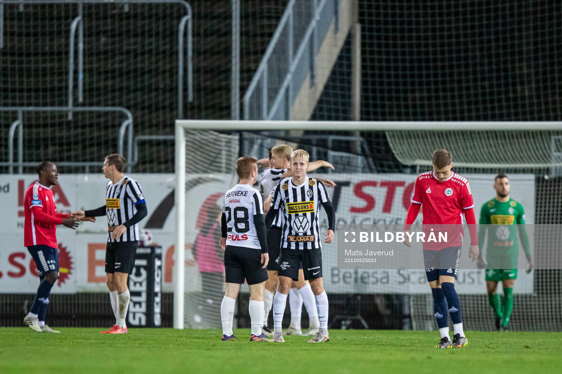 Landskronas spelare jublar, och Utsiktens spelare deppar
