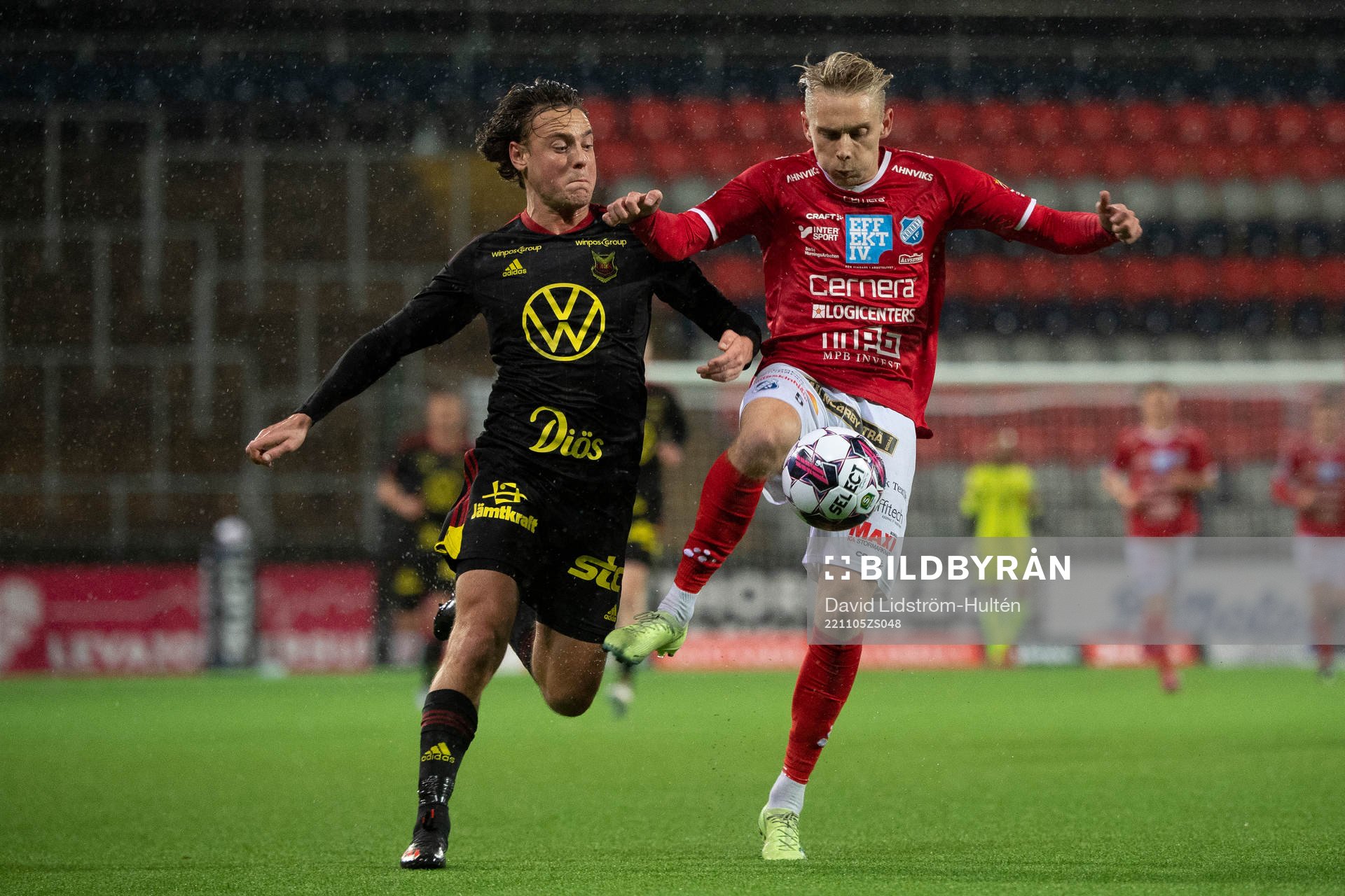 Östersunds Cesar Weilid och Norrbys Johan Brannefalk under fotbollsmatchen i Superettan mellan Östersund och Norrby den 5 november 2022 i Östersund.