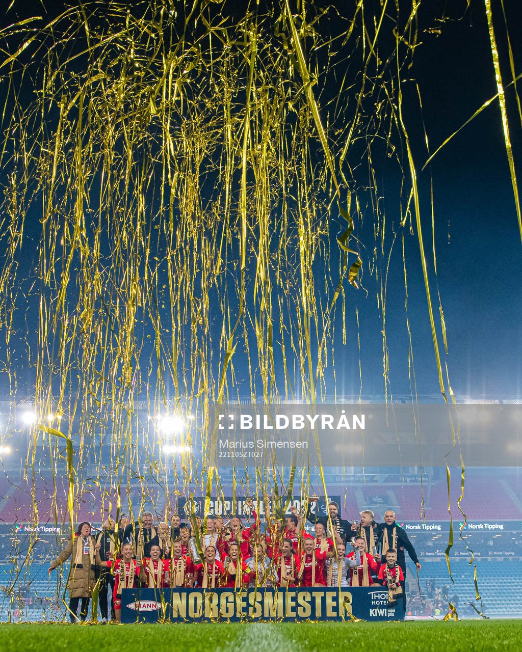 Players of Brann celebrates with the trophy