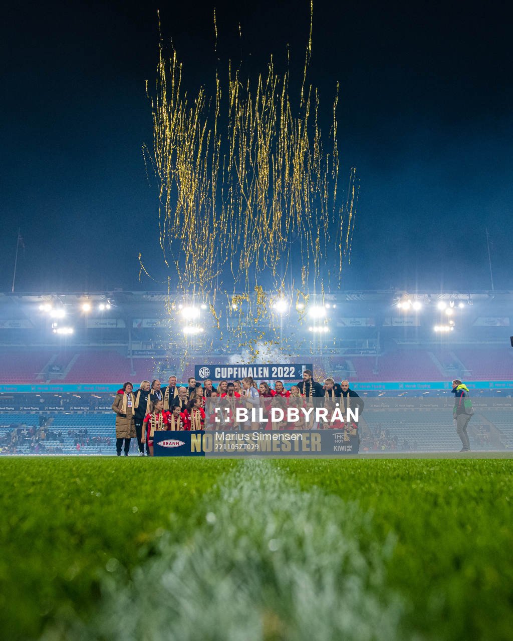 Players of Brann celebrates with the trophy