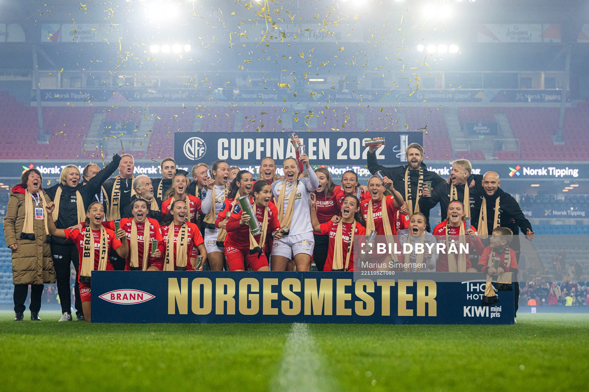 Players of Brann celebrates with the trophy