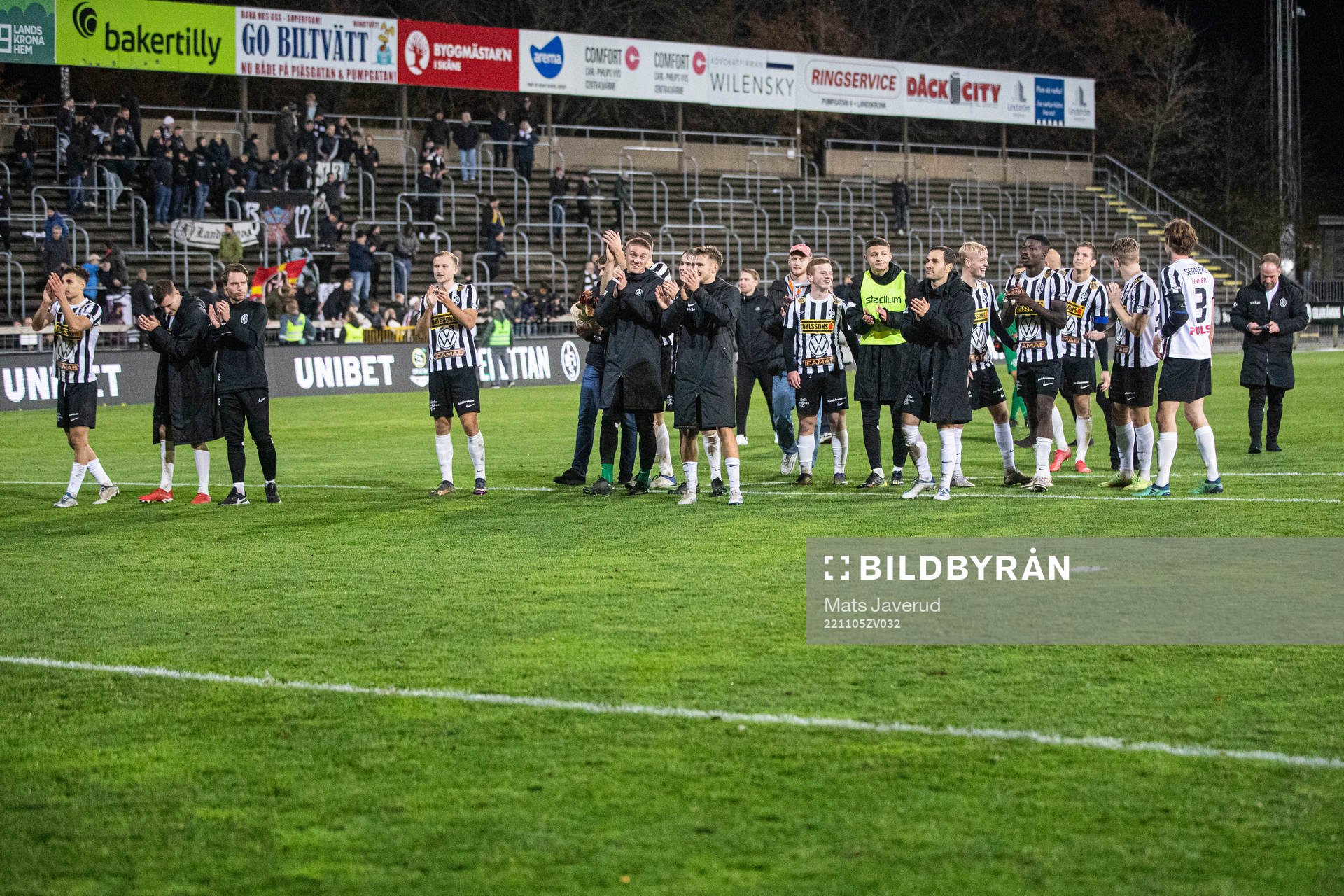 Landskronas spelare tackar publiken