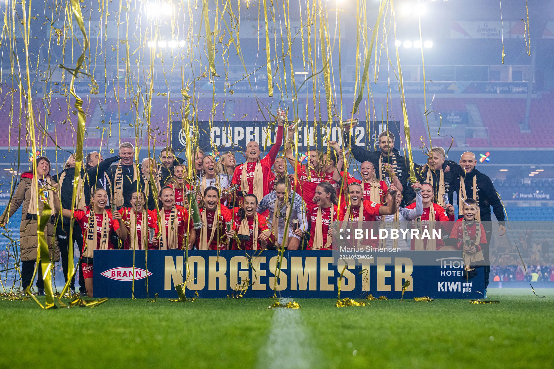 Players of Brann celebrates with the trophy