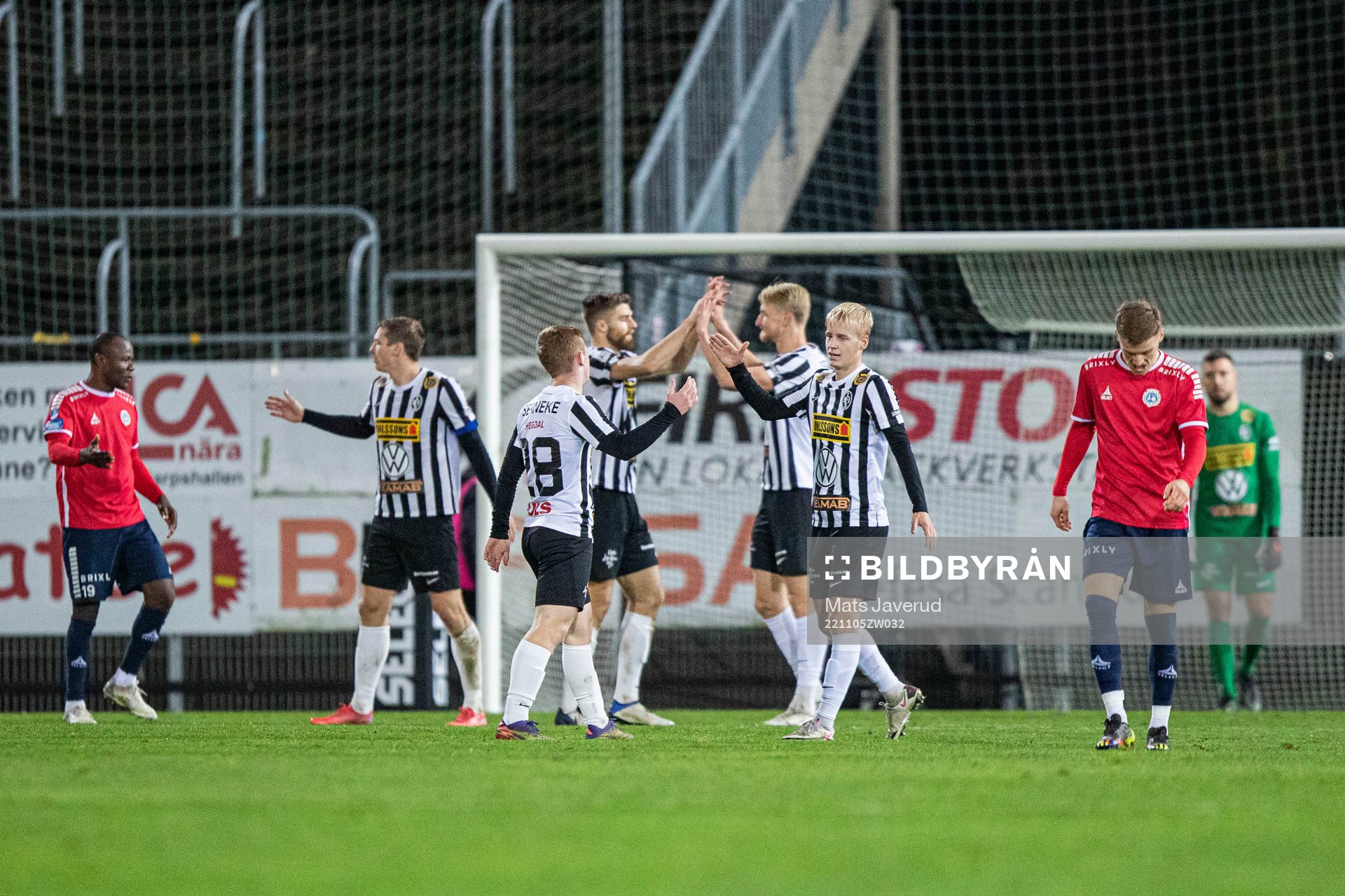 Landskronas spelare jublar, och Utsiktens spelare deppar