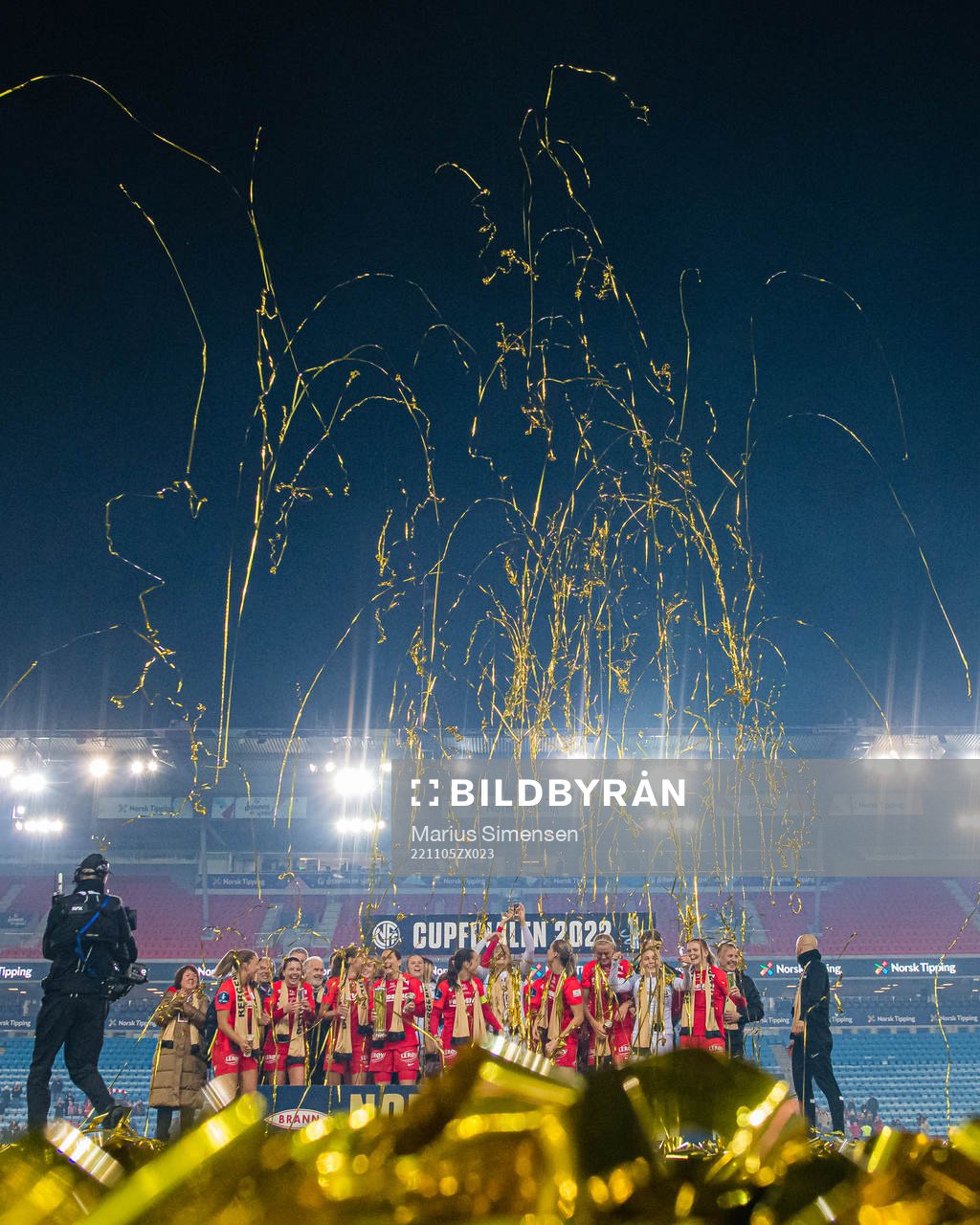 Players of Brann celebrates with the trophy