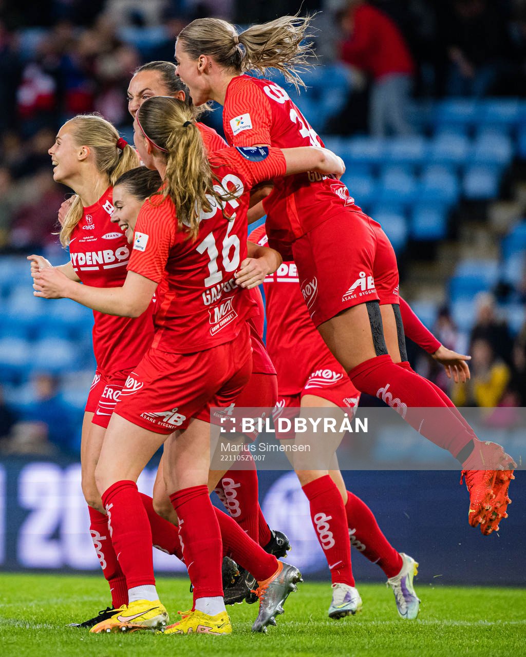 Nora Eide Lie of Brann celebrates