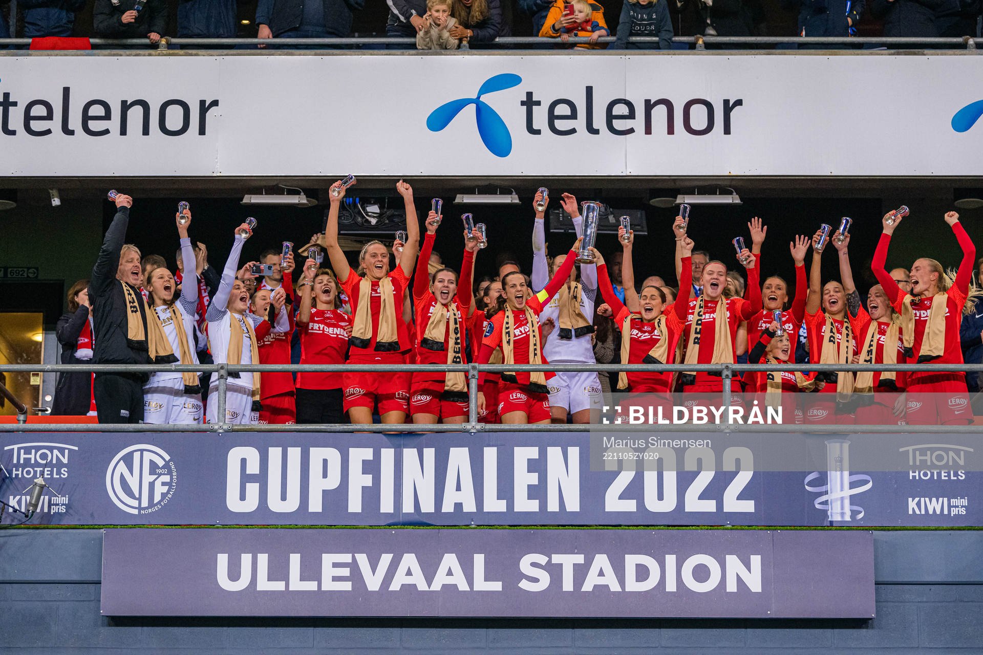 Players of Brann celebrates with the trophy