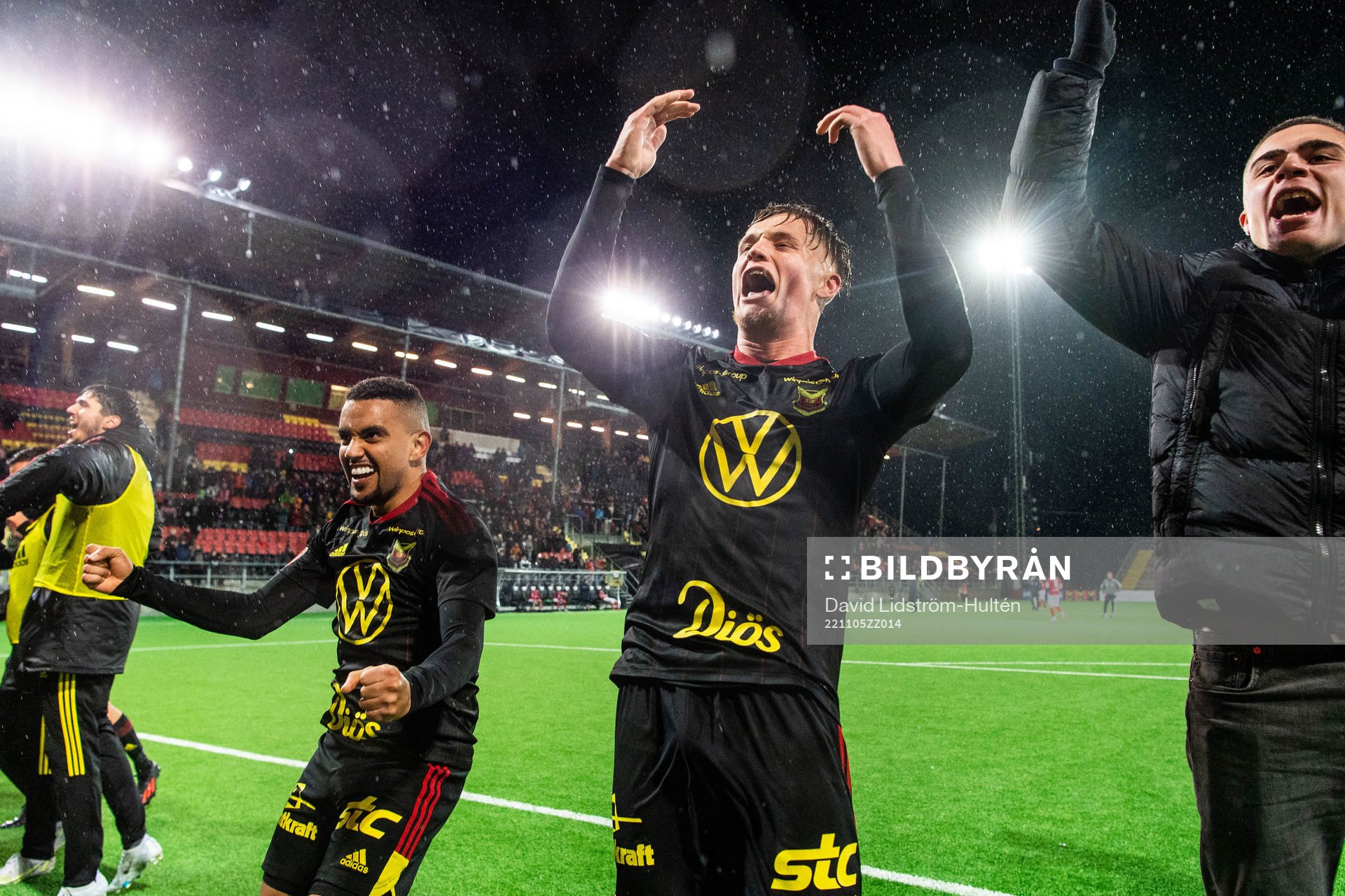 Östersunds Sebastian Karlsson Grach jublar