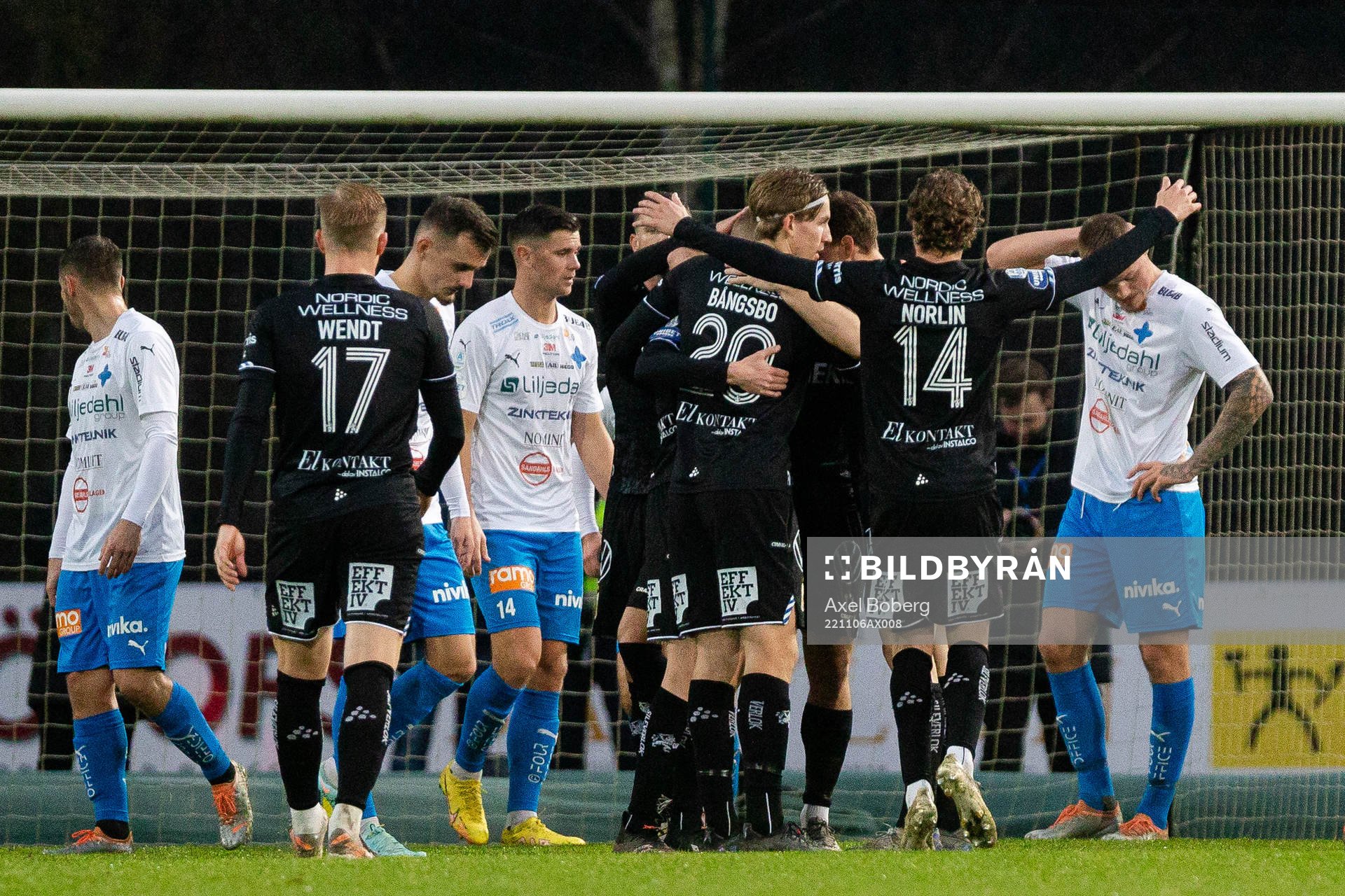 IFK Göteborgs spelare jublar med Sebastian Eriksson
