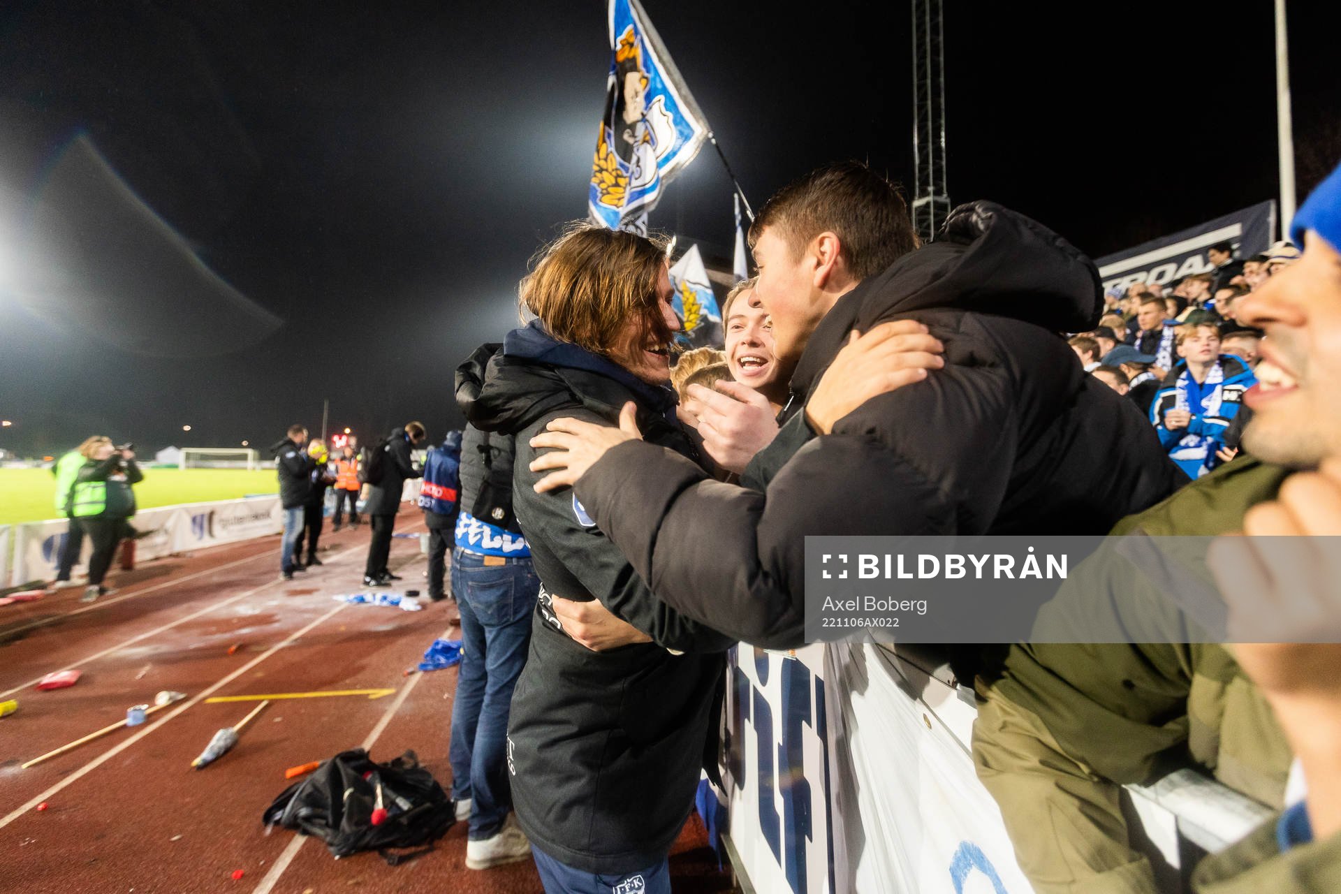 IFK Göteborgs Simon Thern jublar med supportar
