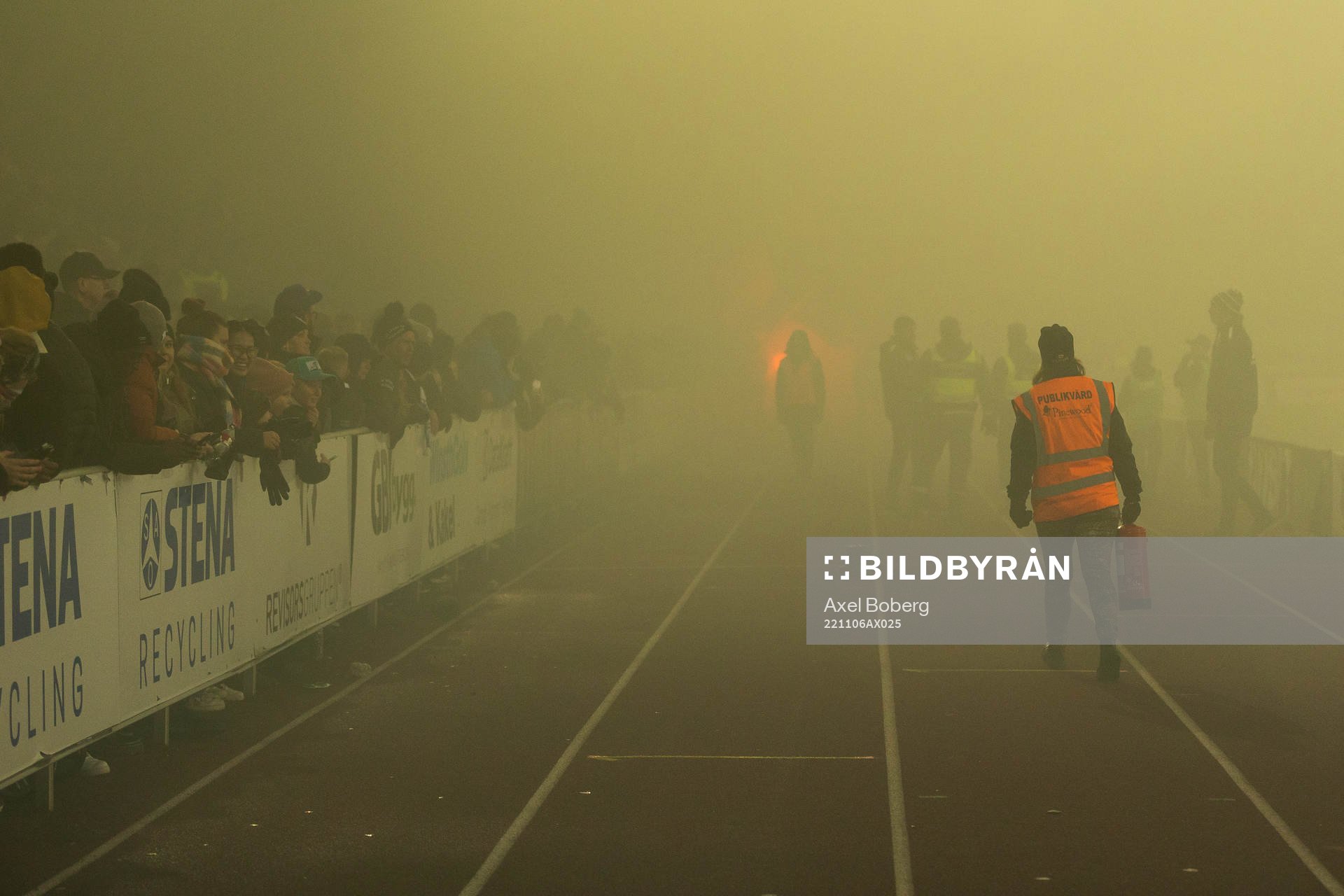 En publikvärd går med en brandsläckare