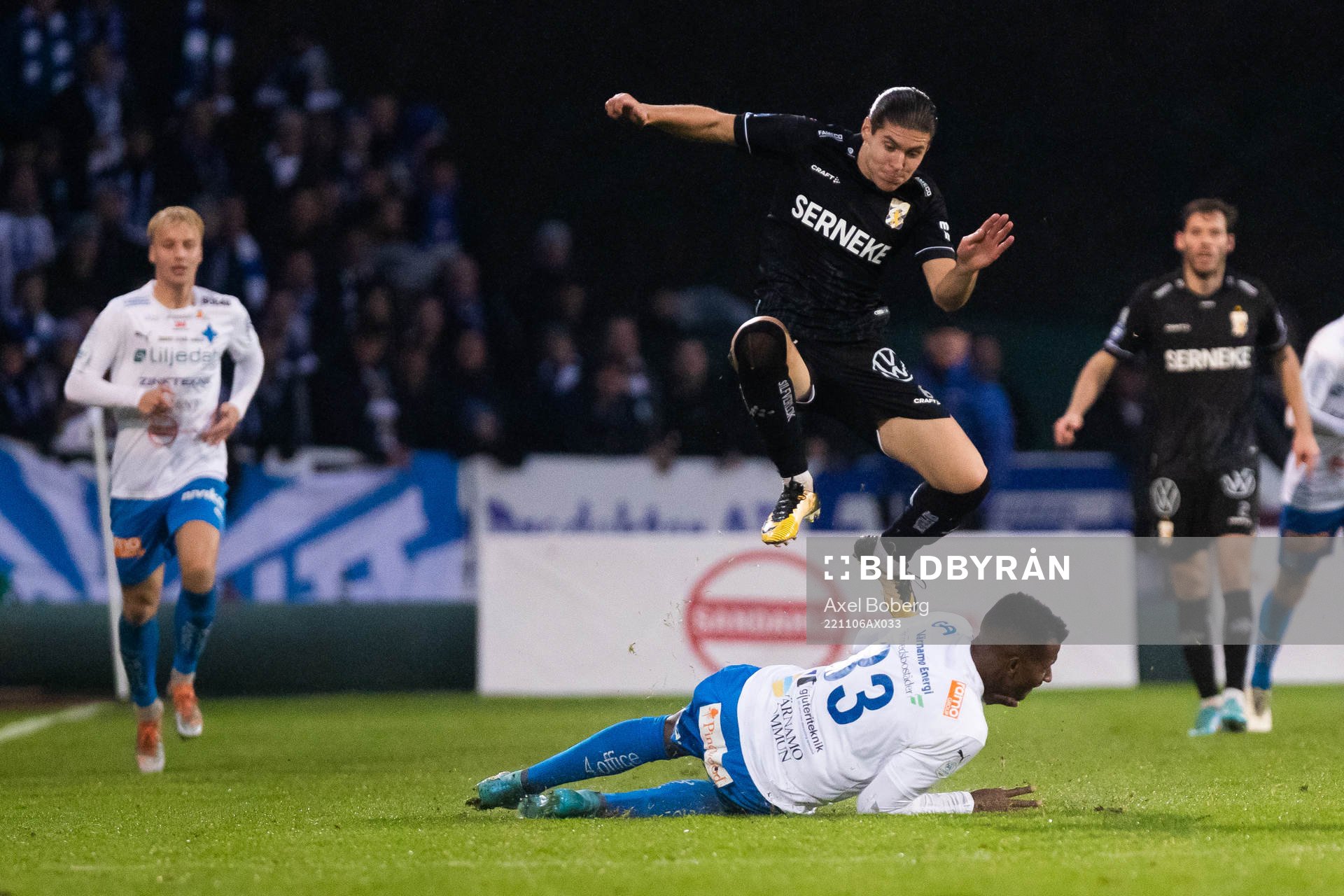 IFK Göteborgs Eman Markovic och Värnamos Nils Wallenberg under fotbollsmatchen i Allsvenskan mellan Värnamo och IFK Göteborg den 6 november 2022 i Värnamo.