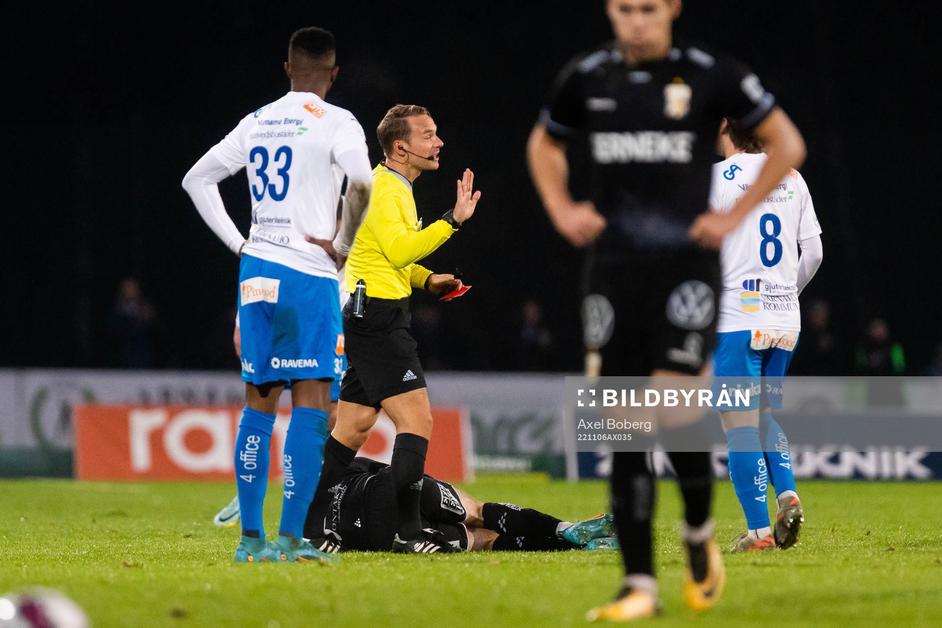IFK Göteborgs Emil Salomonsson ligger på marken och