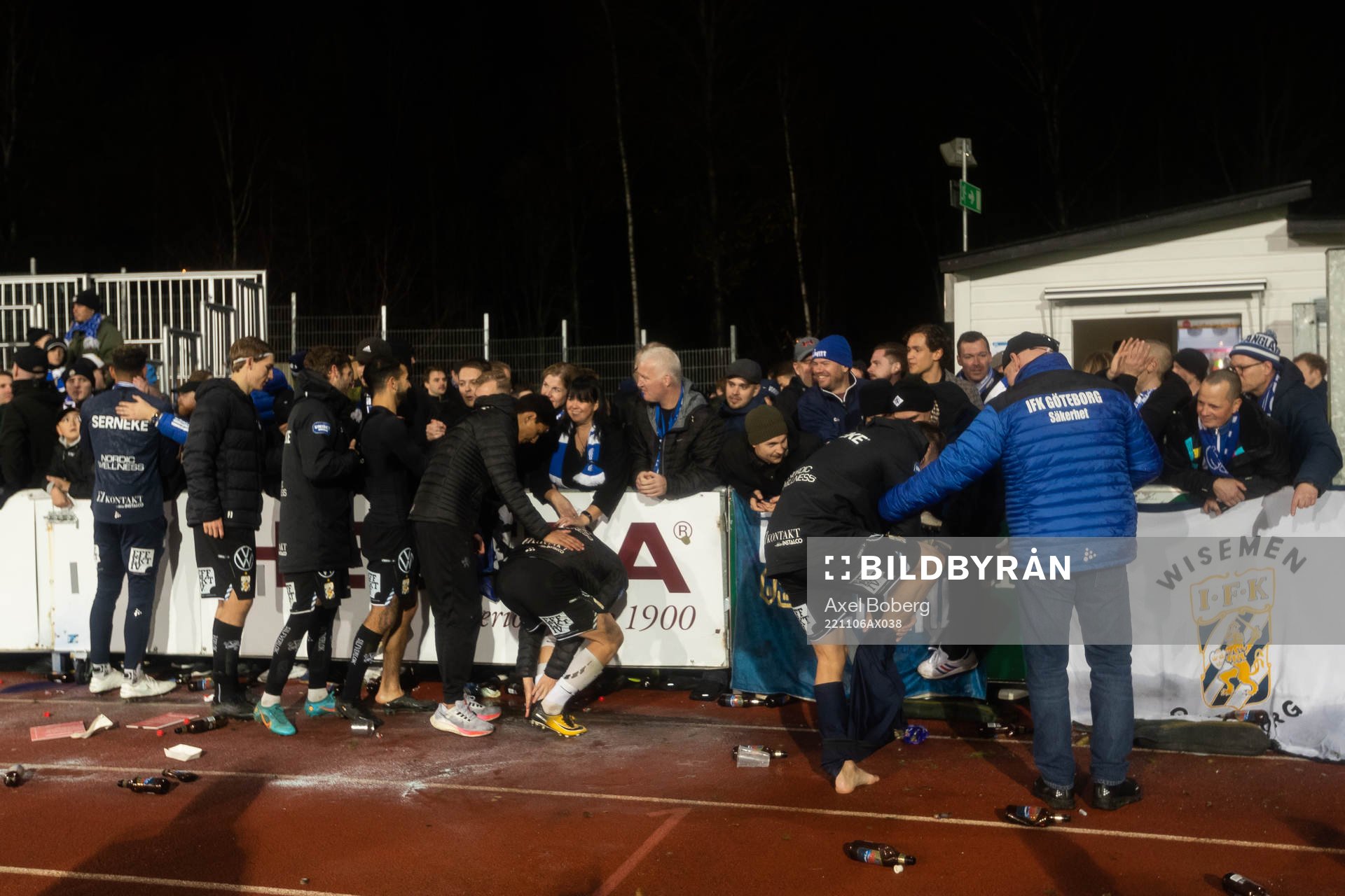 Spelare ur IFK Göteborg klär av sig